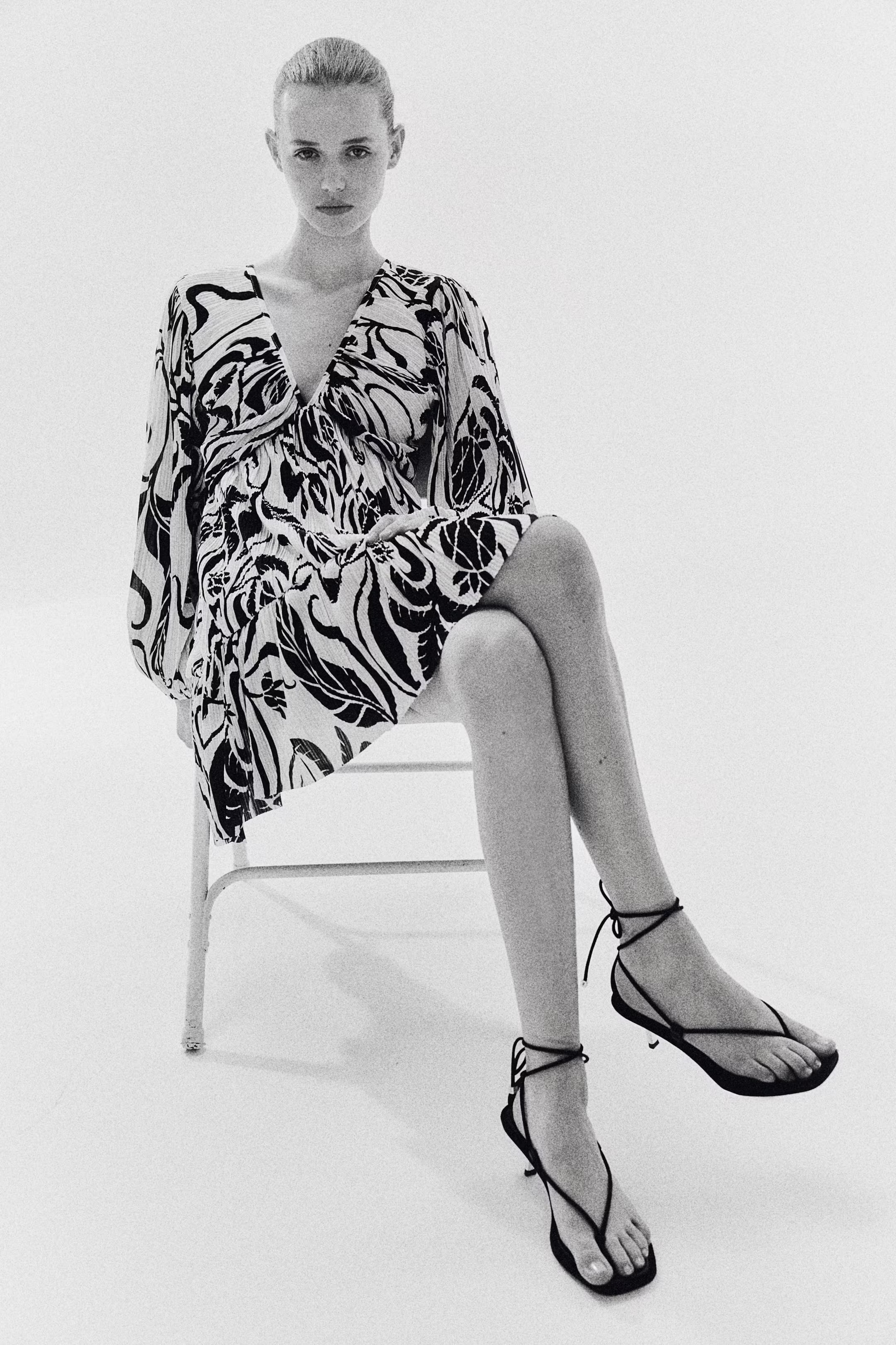 Plissé dress - V-neck - Long sleeve - Dusty pink/Floral - Ladies | H&M GB | H&M (UK, MY, IN, SG, PH, TW, HK)