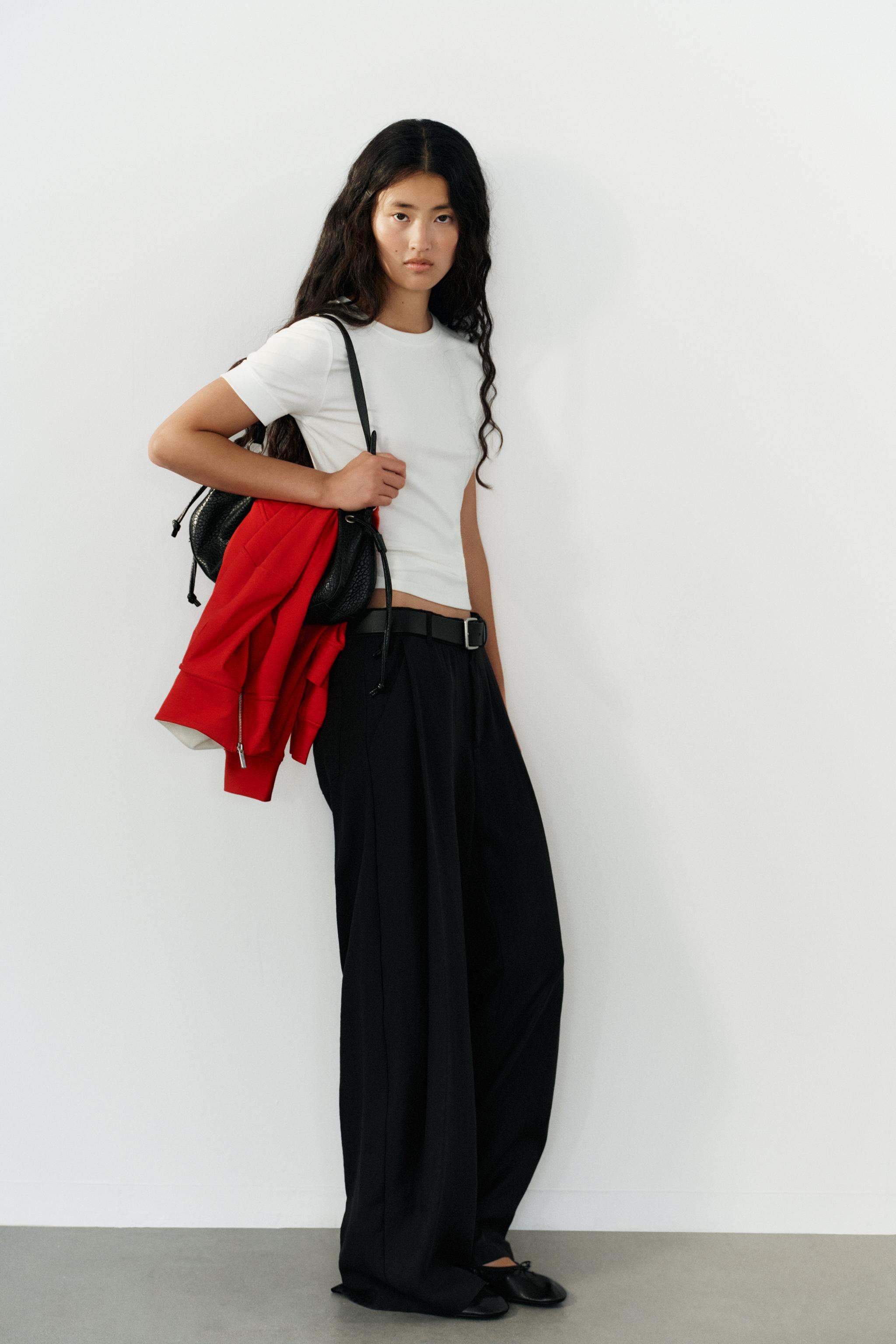 Flowy pants. High-wawaisted with belt loops. Side pockets and back patch pockets. Front pleat det... | Zara US