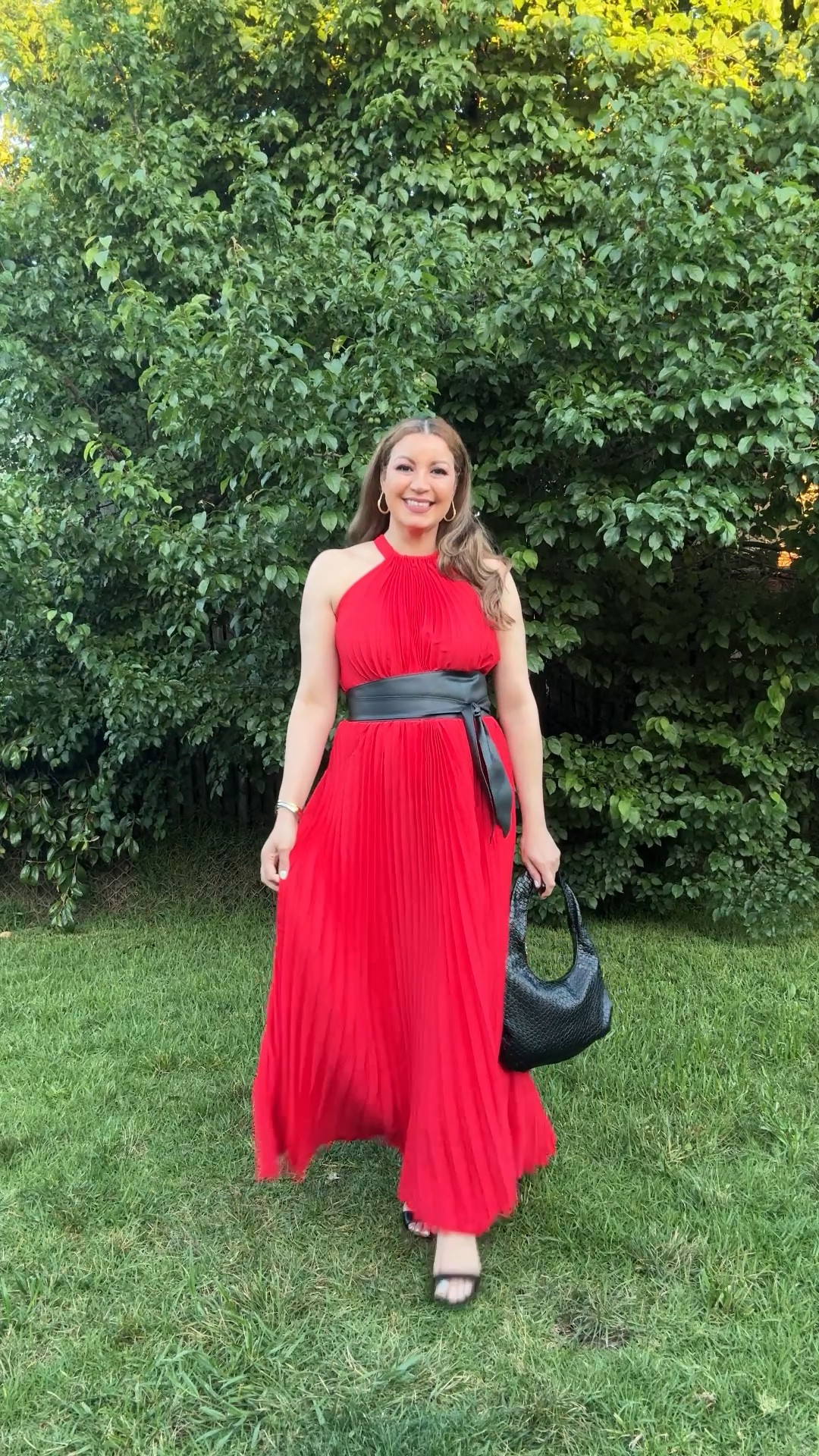 OYOANGLE Long pleated dress without sleeves for women, with bow on the back, flowing dress for wedding guests.
Size:M

#LTKMothersDay #LTKSaleAlert #LTKSeasonal