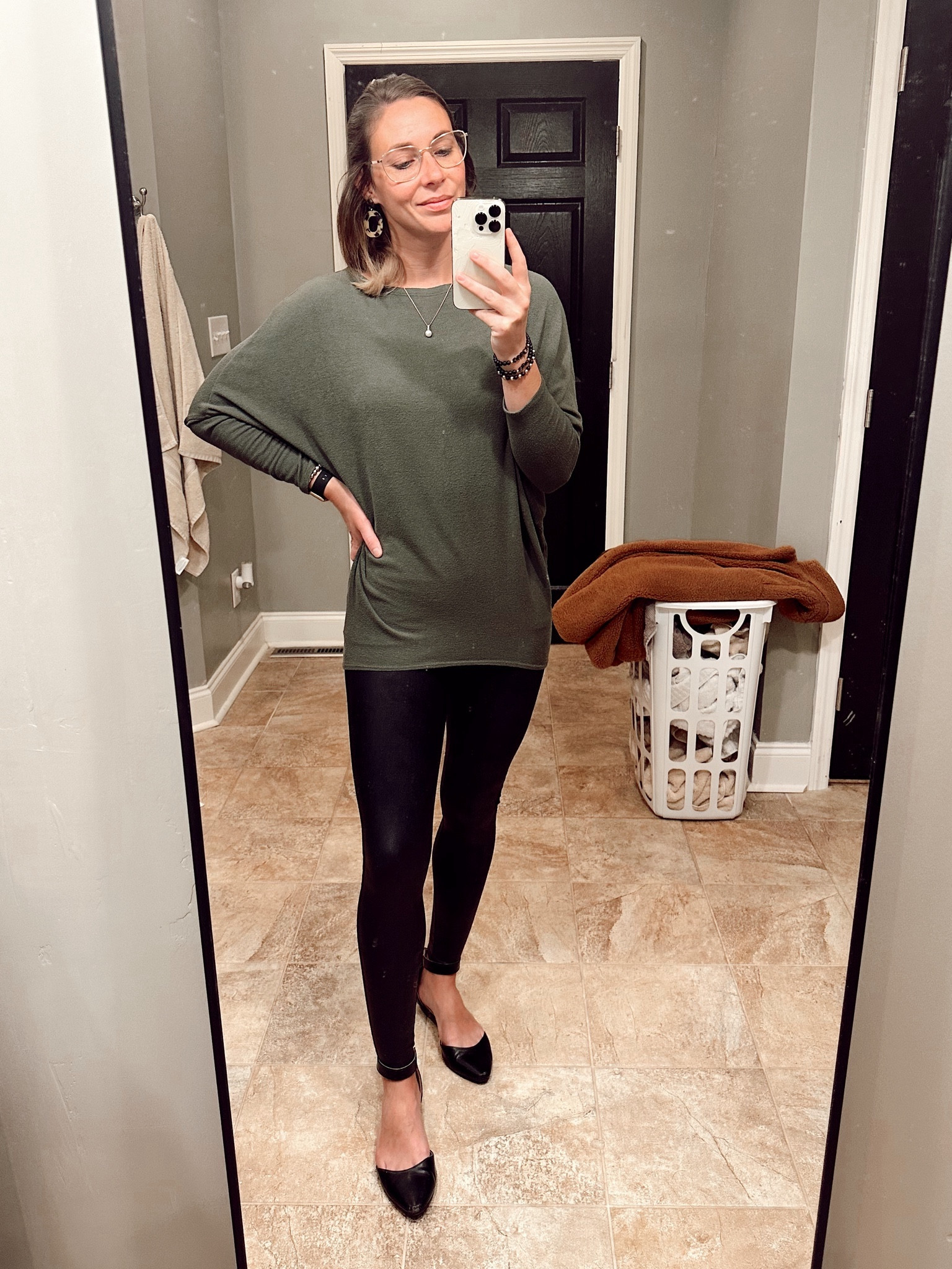 Got dressed today knowing tonight I’ll have a package delivered full of new clothes. 😍 I finally got the Spanx faux leather leggings for Christmas. They are perfect. Great shaping and control. I have wanted them for probably 10 years. Thanks everybody for keeping them trendy while I waited. 😘 #spanx #dailywear #office #work

I’m wearing an XS in the leggings and a S top.

#LTKstyletip #LTKworkwear