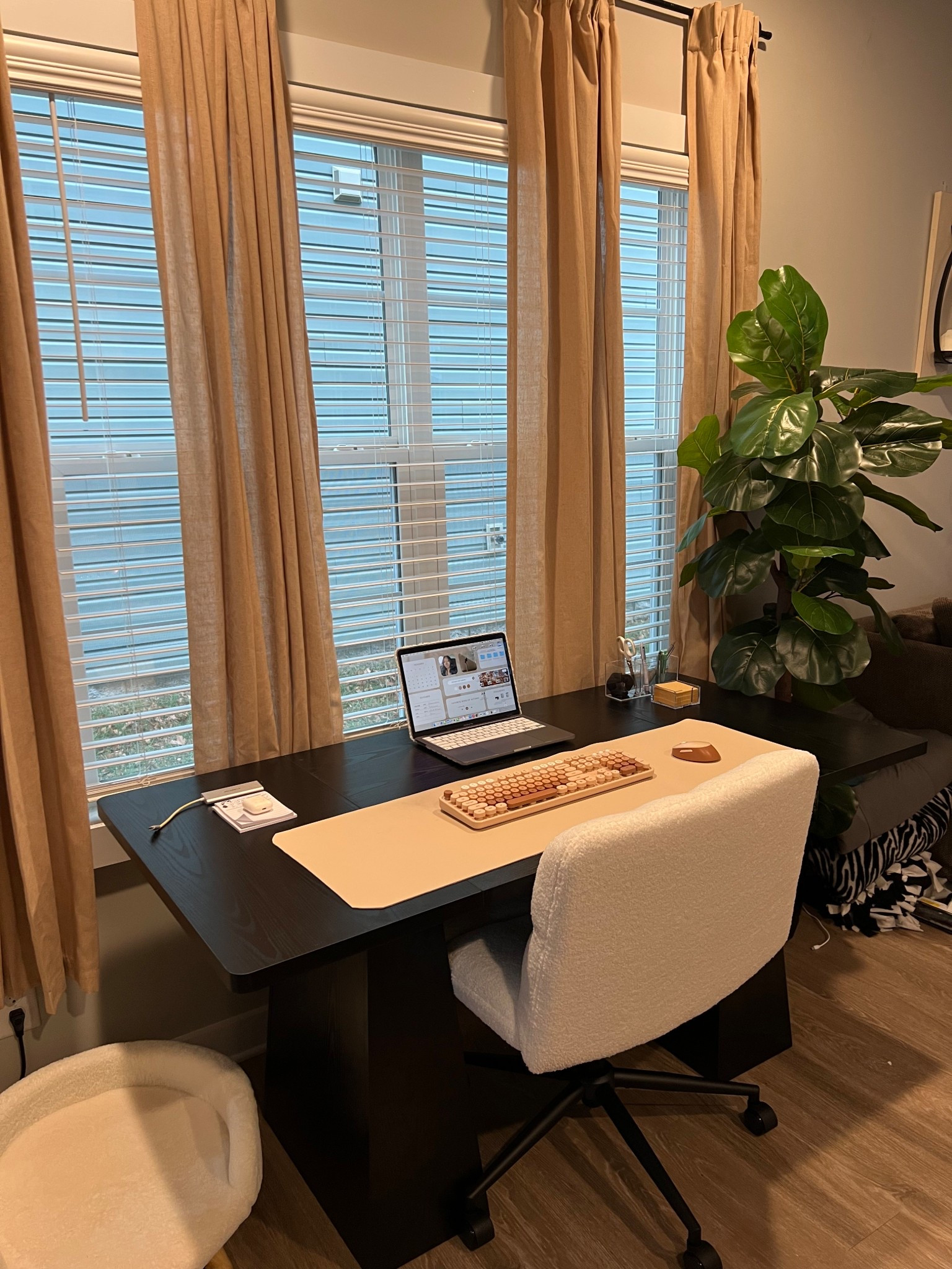 Modern black desk for office #officedecor #homeoffice

#LTKHome