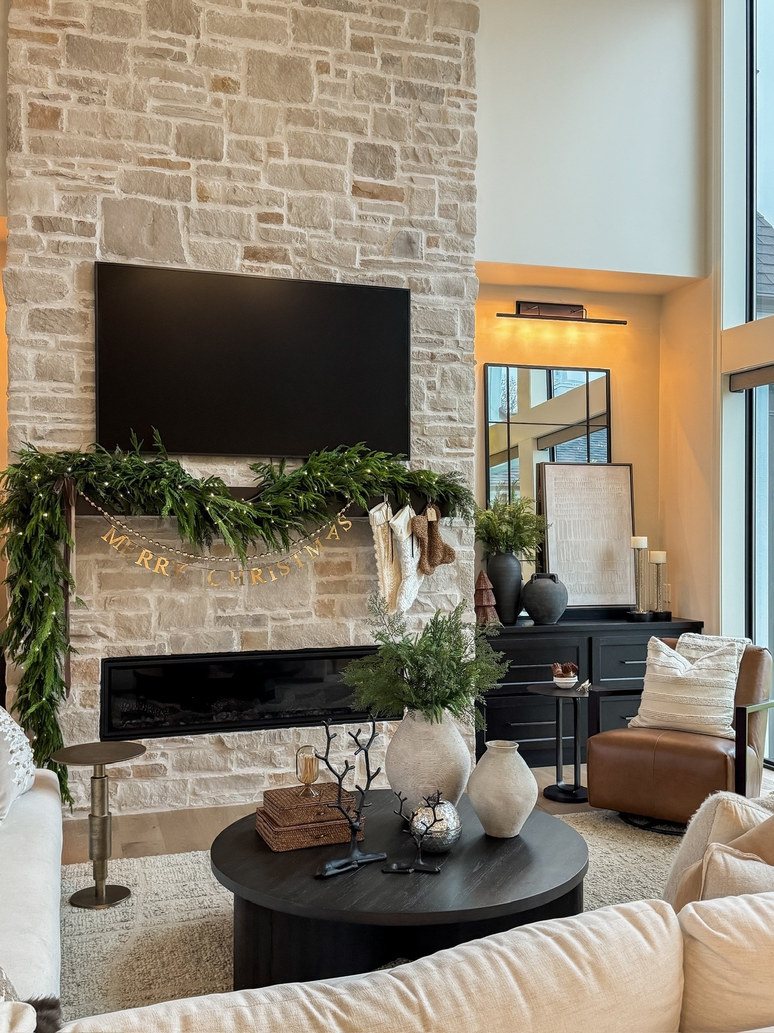 Home for the holidays feels. ✨

#holidaydecor #homedecor

#LTKHoliday #LTKHome #LTKSeasonal