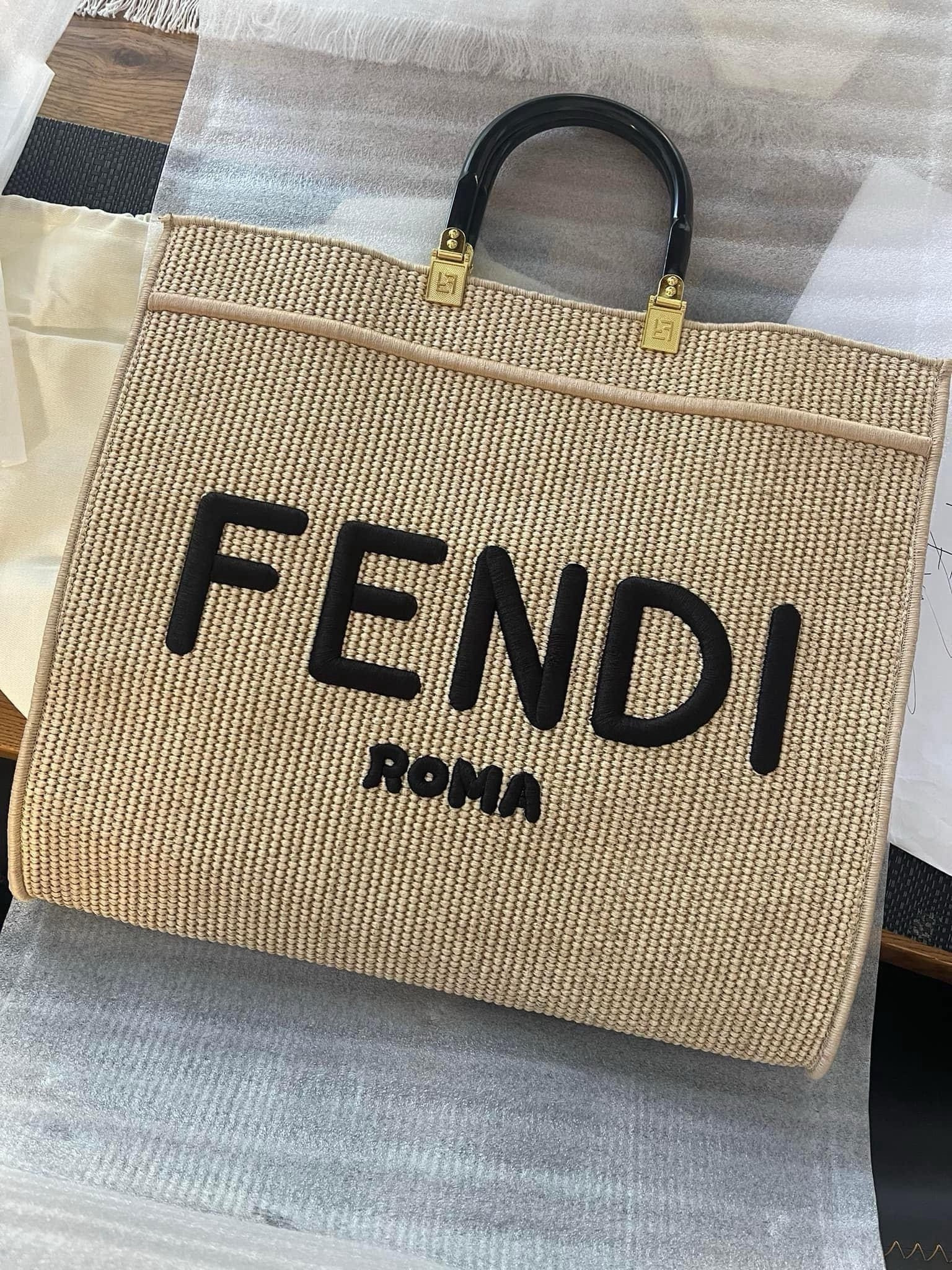 Fendi
Sunshine Shopper Tote

#LTKfindsunder100 #LTKitbag #LTKsalealert