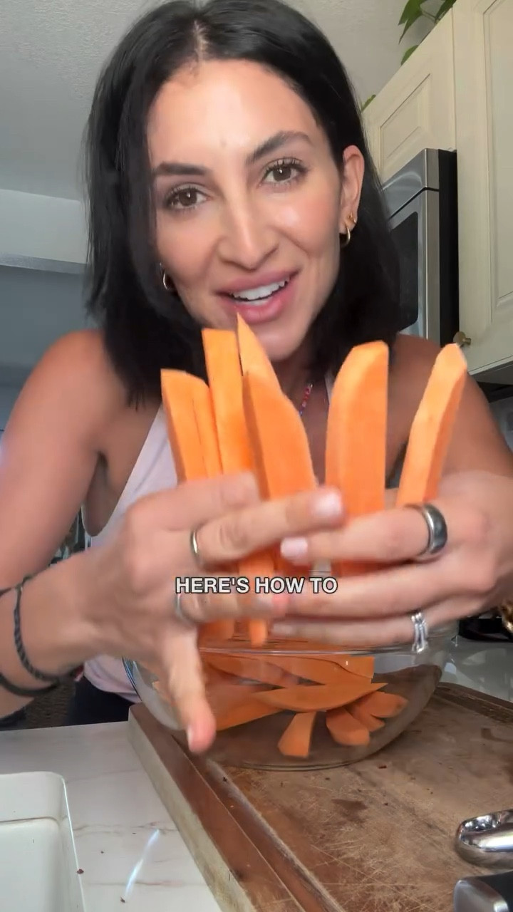 Do you like French fries? 🙋🏻‍♀️ This is the easiest way to cut your potatoes into fries for homemade fries!! Works for any kind of potato! Share this with another French fry lover 🍟