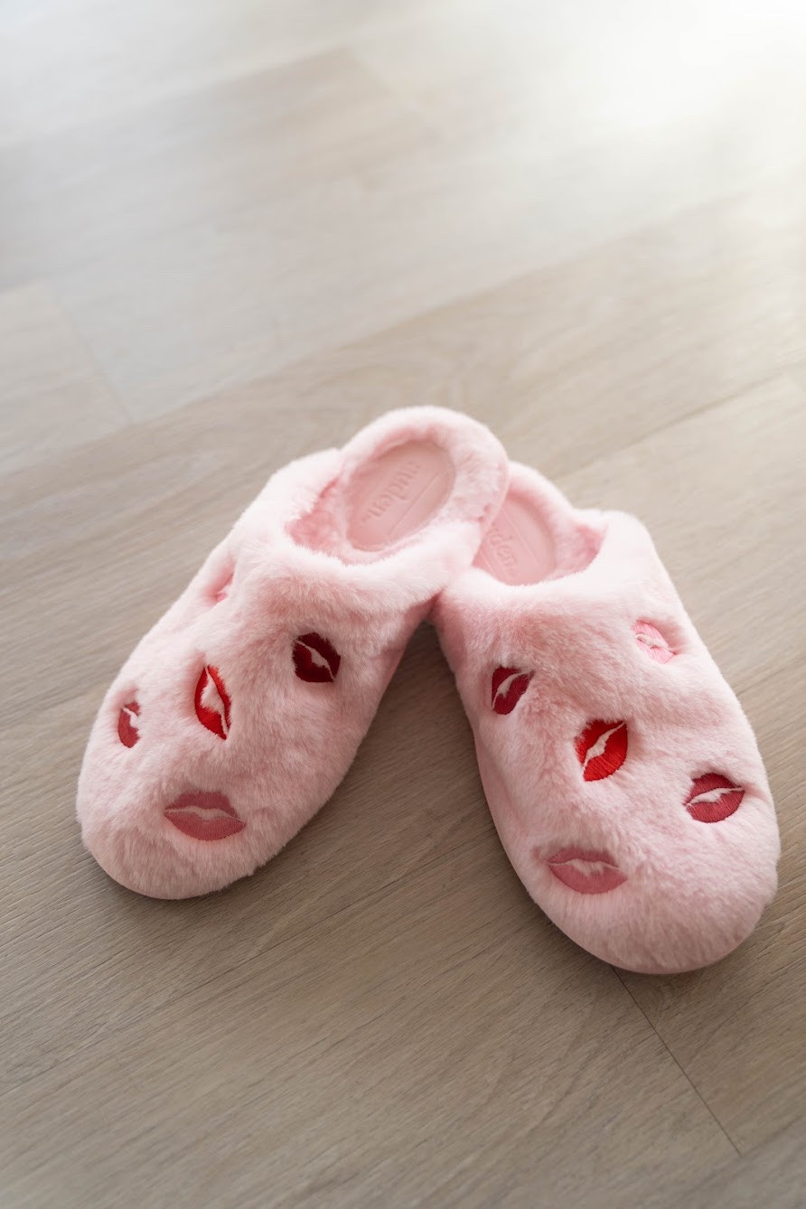Pink slippers

Valentines day gifts  gift guide  fuzzy slippers  target fashion cozy style 

#LTKgrwm #LTKmomlife #LTKootd