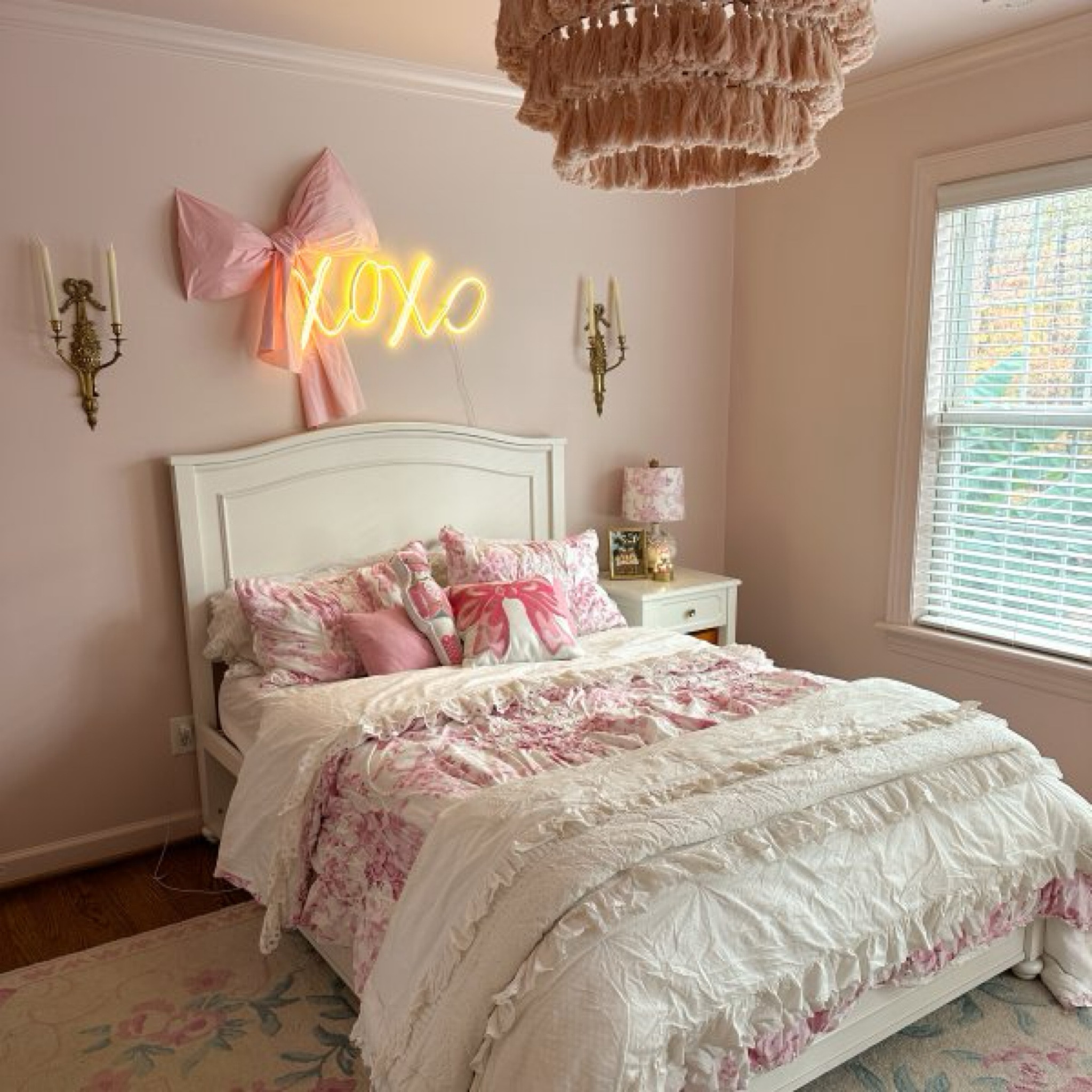 christmas decor
#christmas #christmasdecor #holidaydecor #bedroom #bedroominspo #home #homeinspo #trending

#LTKHome #LTKSeasonal #LTKU