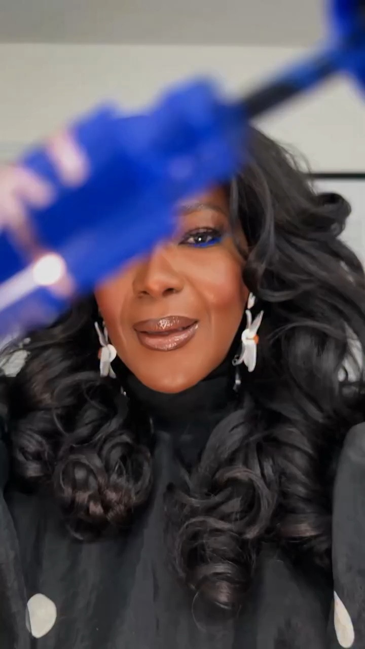 A little pop of color never hurt anyone.
 
 @maybelline New York Sky High Lengthening Mascara in blue Mist 

Ever tried a blue mascara before ? 
 @aboutfacebeauty  line artist in SADGRL.
#bluemascara💙