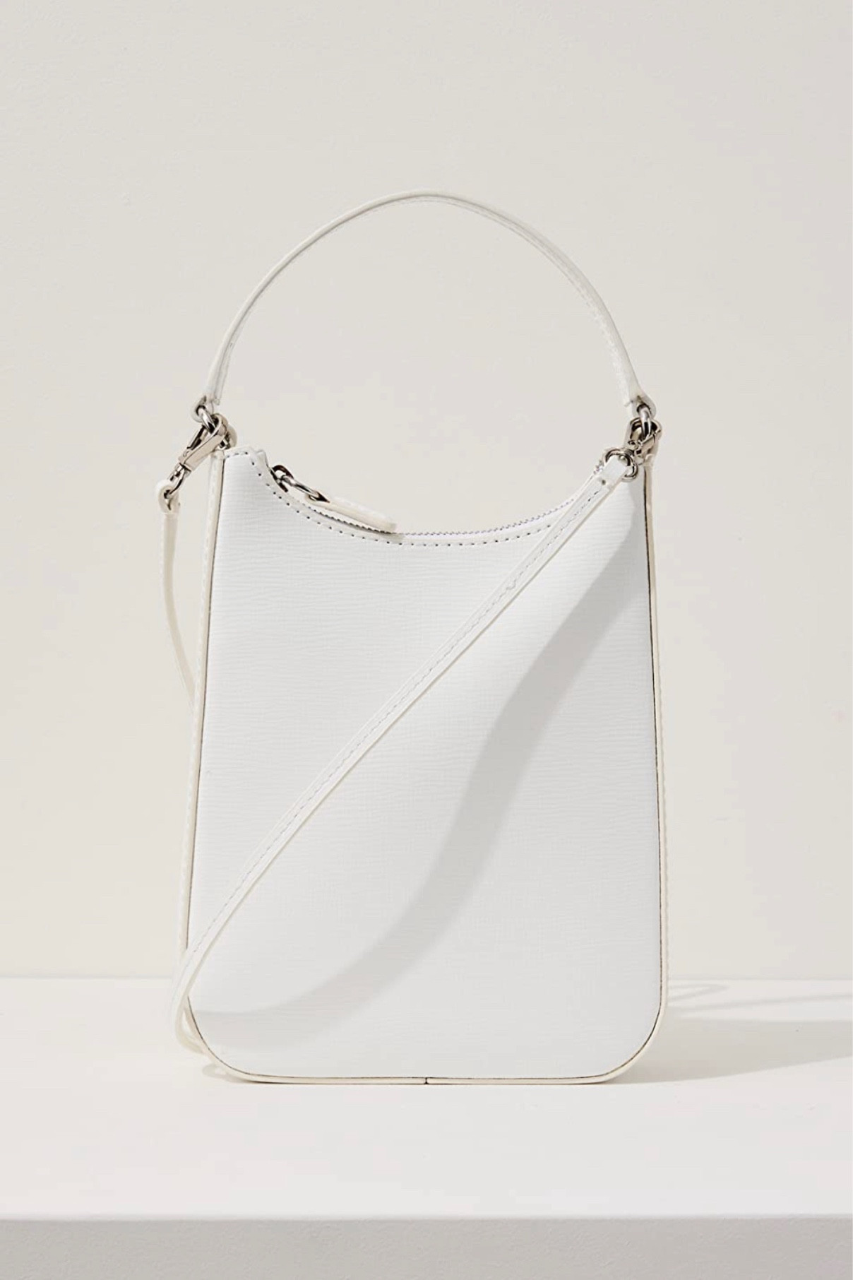 The perfect “wear with everything” seasonal bag. Perfect for a casual daytime outfit but simple enough to pair with a summer evening look!

#LTKitbag #LTKstyletip