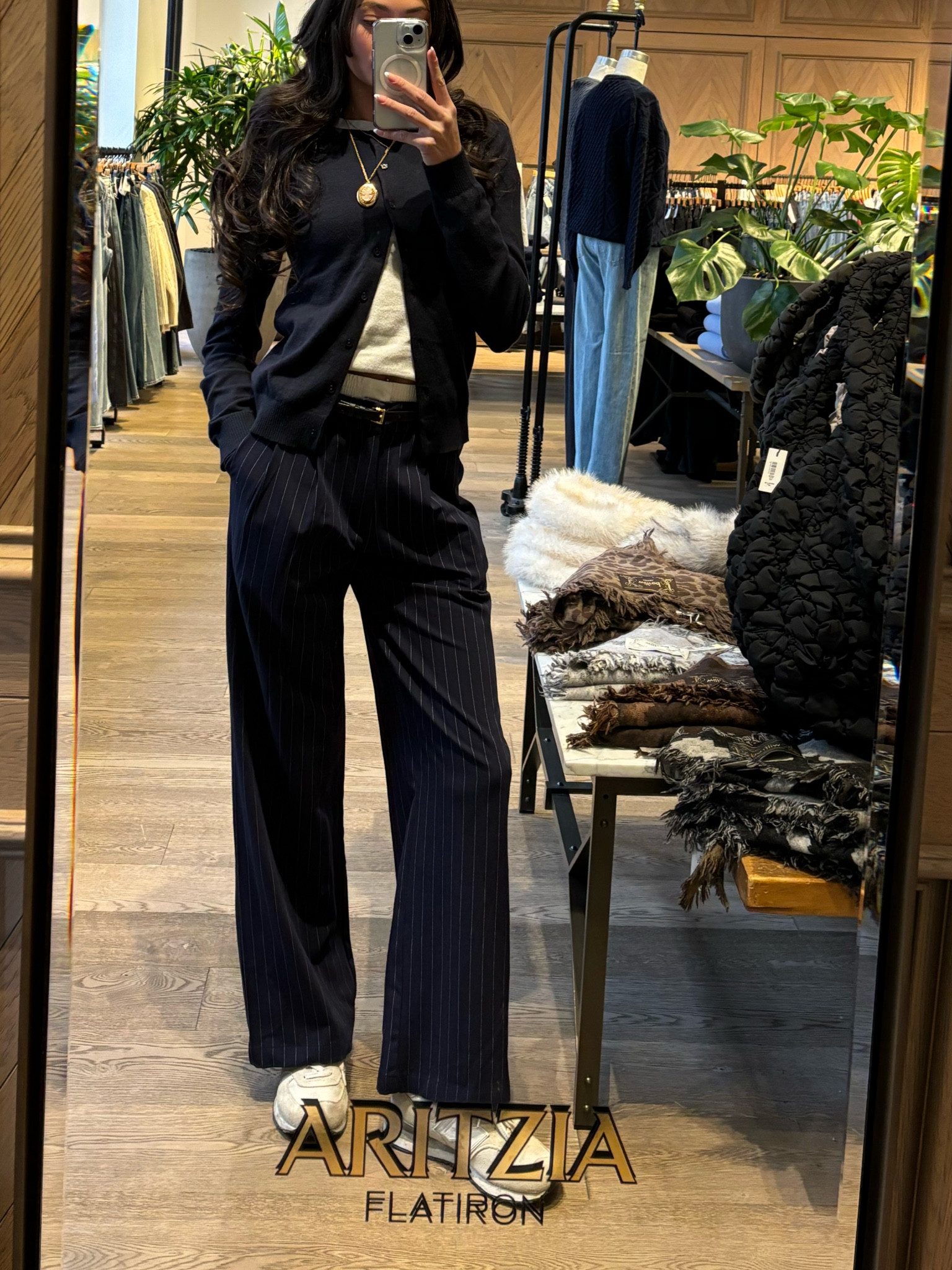 Work outfit of the day! Giving lots of navy this fall 😇✨ 