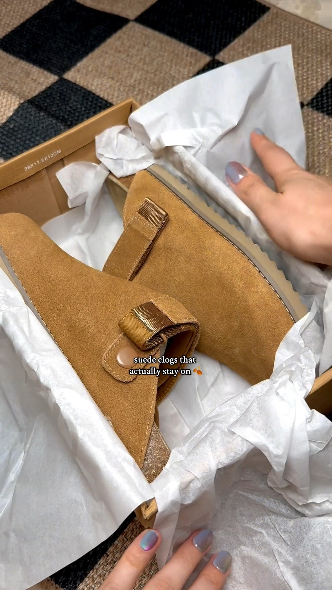 Fall clogs you’ll actually want to wear 🍂 Genuine suede + built-in arch support make them super comfy, and the swivel strap keeps them from flopping off your feet 👏 Perfect with jeans, leggings, or cozy fall outfits.

#fallclogs
#suedeclogs
#comfortshoes
#ltkfallfashion
#momstyle