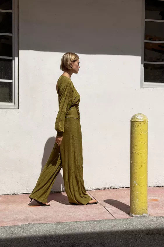 Mid-rise pants with adjustable drawstring waist. Floral jacquard fabric detail. | Zara US