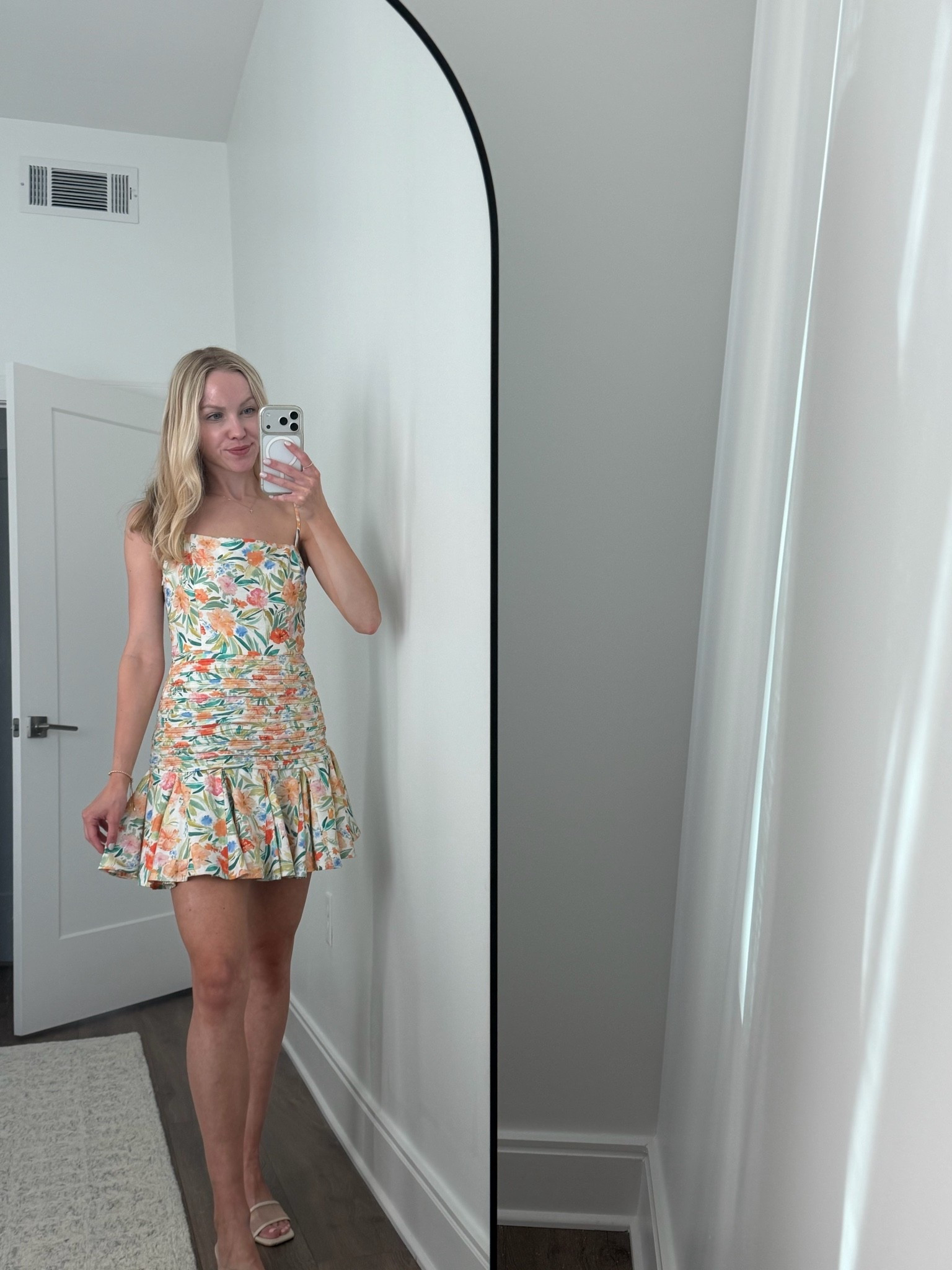 Cute summer floral dress! wearing size xs