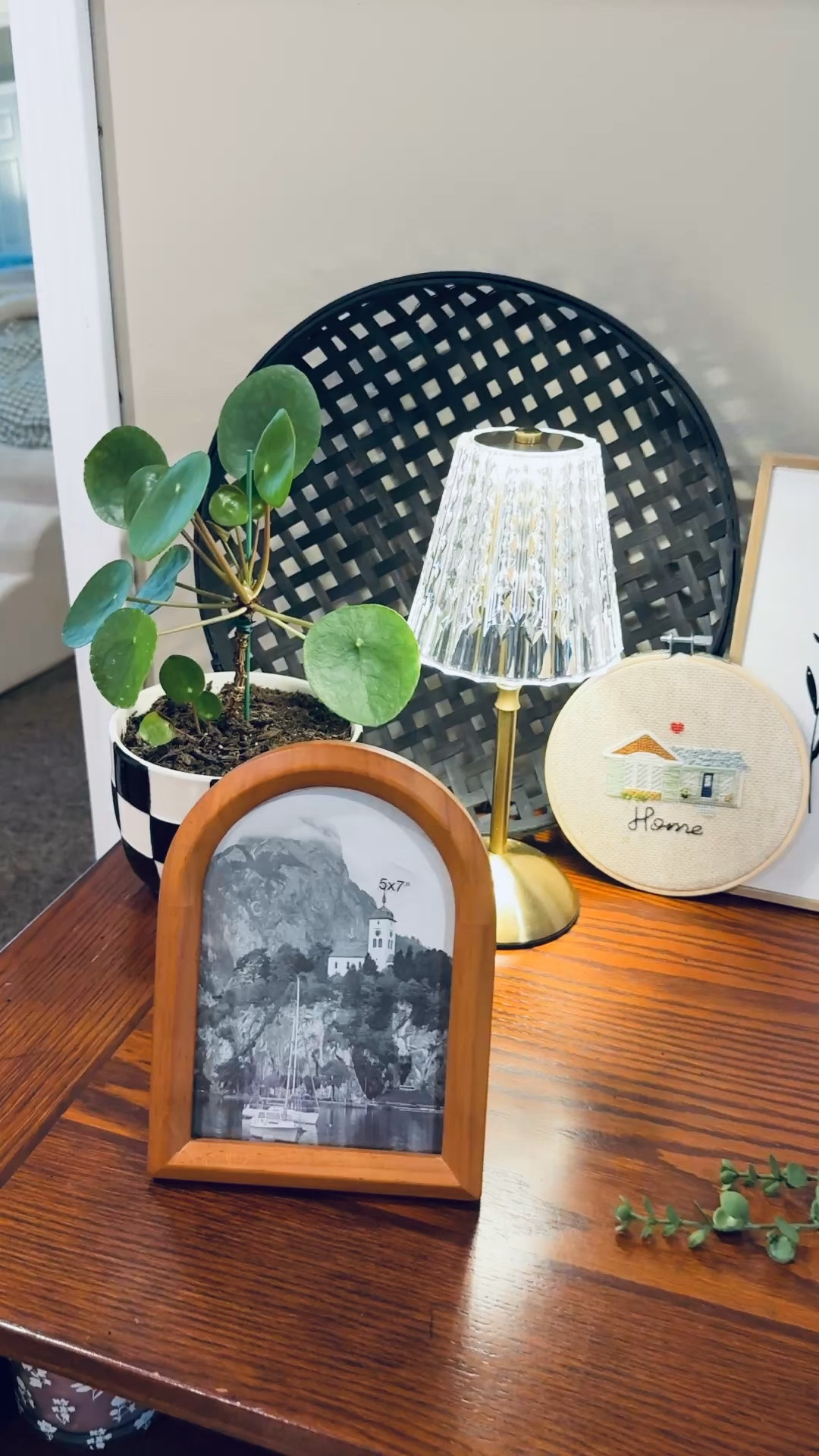I love the curved edge of this picture frame! A great way to add movement to your decor.