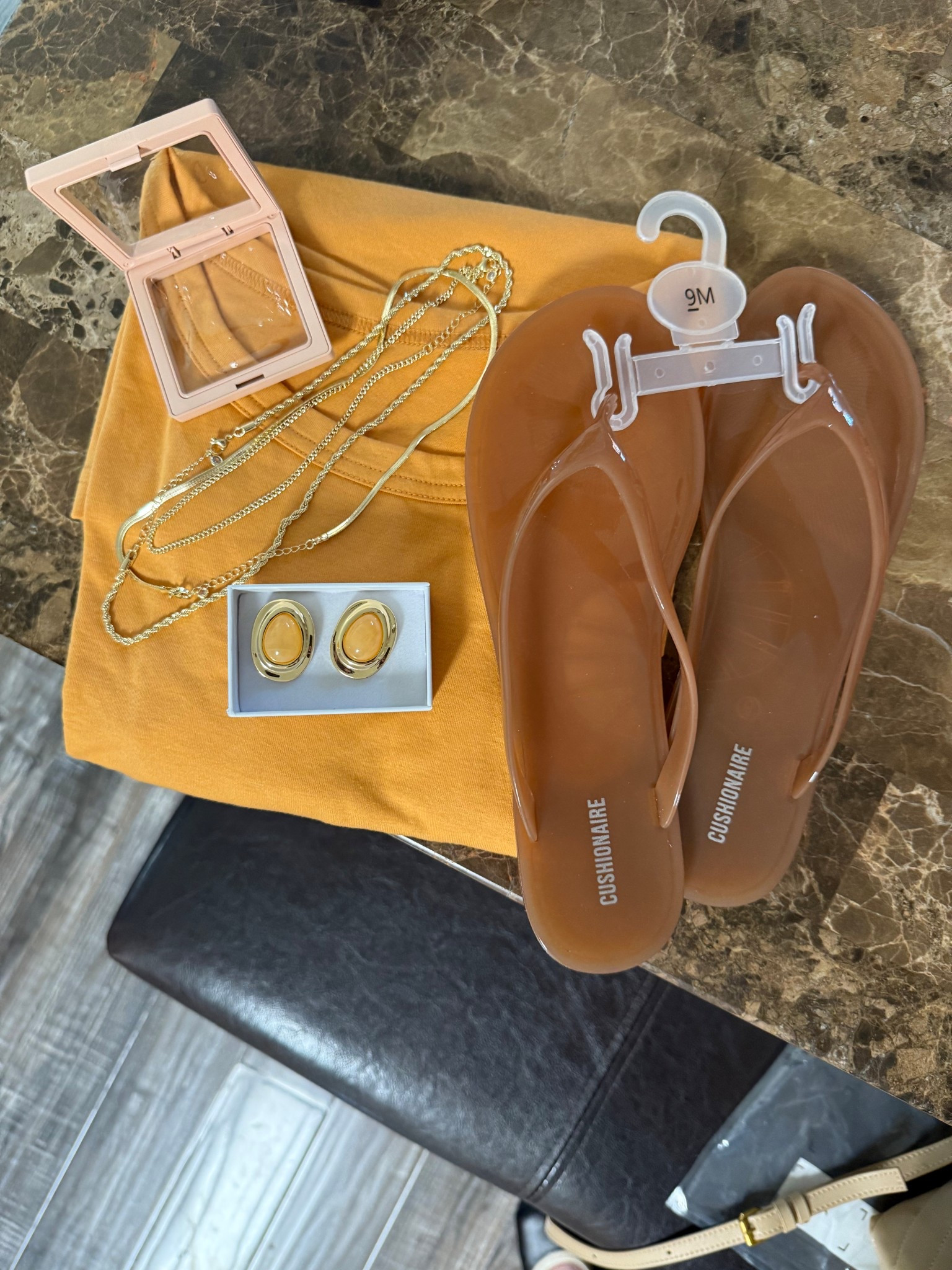 Loving the vibe of my recent Amazon order🧡☀️🌞 it’s giving all things summer😎🌻


#amazon #amazonfashion #amazonfinds #designerlookalikes #designerinspired #lookforless #jellysandals #jellyflipflops #summertime #summer #summervibes #goldjewelry #vintagejewelry #statementearrings #simplenecklaces 

#LTKSeasonal #LTKdayinmylife