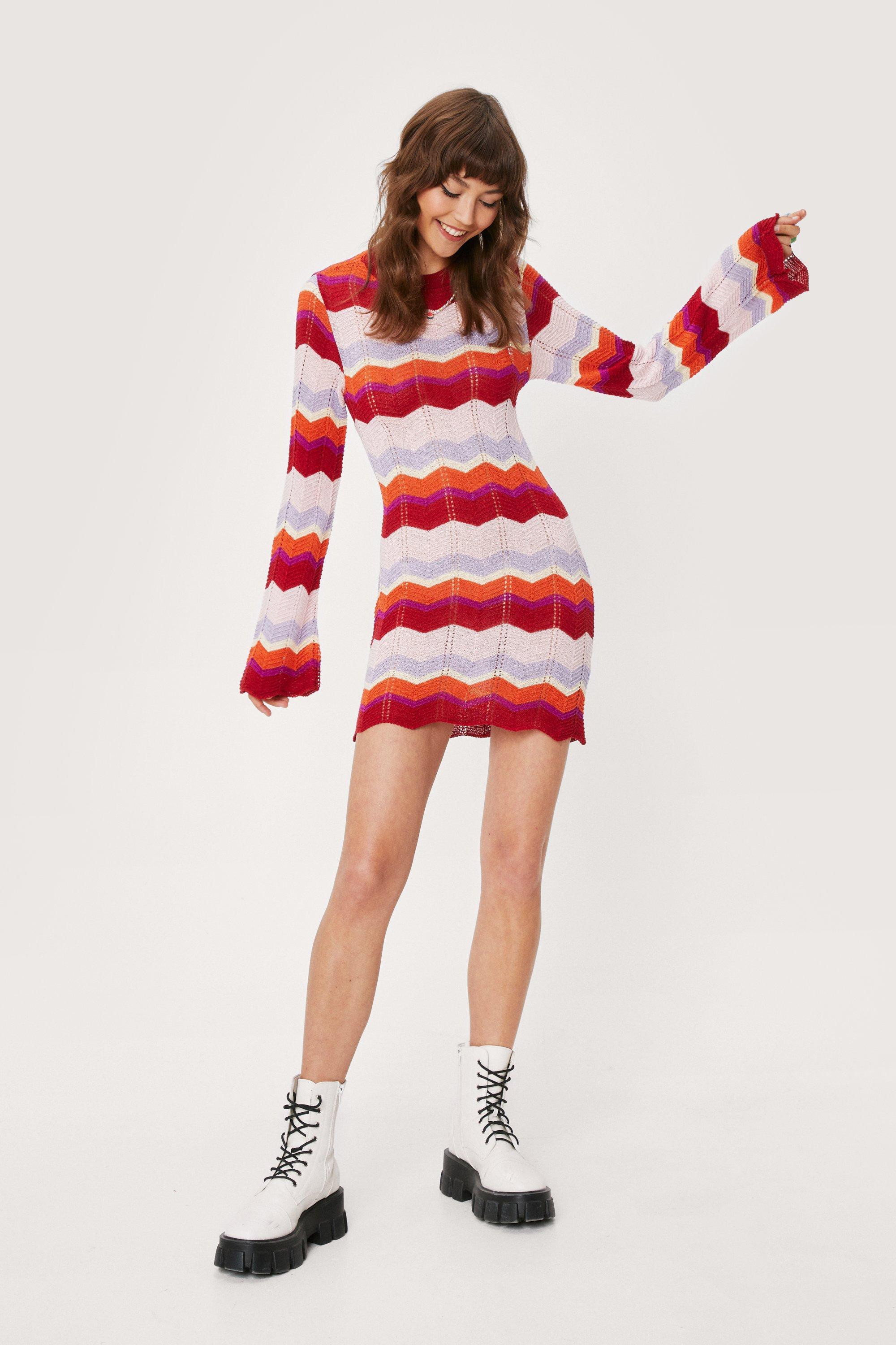 Robe dos nu en crochet à manches flare et motifs vagues | NastyGal (FR)