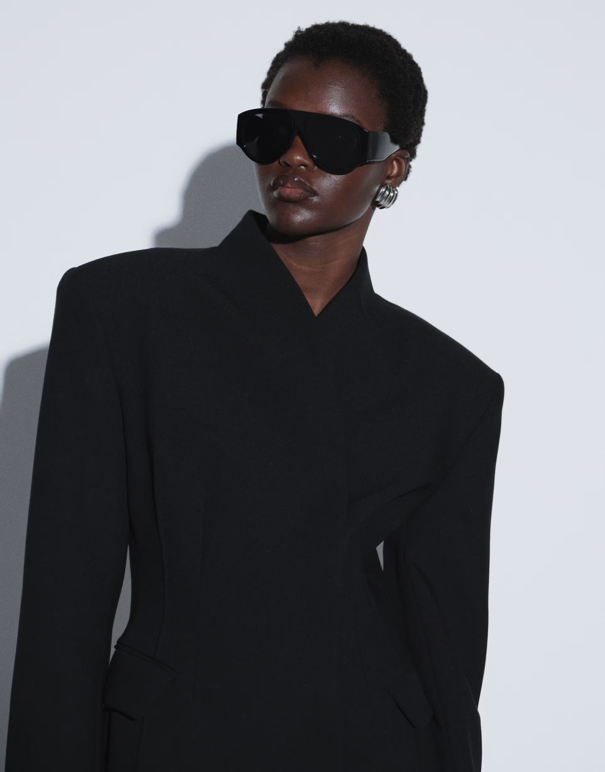 TTYA LAB taillierter Blazer mit Nahtdetails in Schwarz | ASOS (Global)