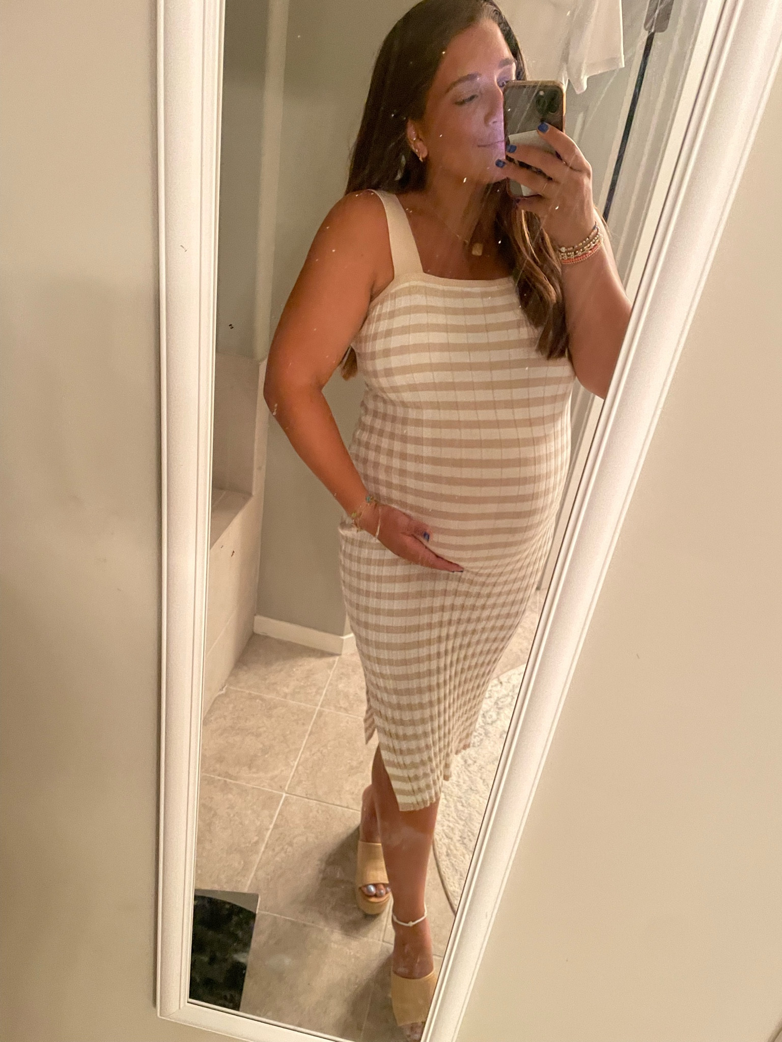 Non maternity dress that is numb friendly! Wearing a size medium


Bump friendly // expecting // baby :/ pregnant // third trimester