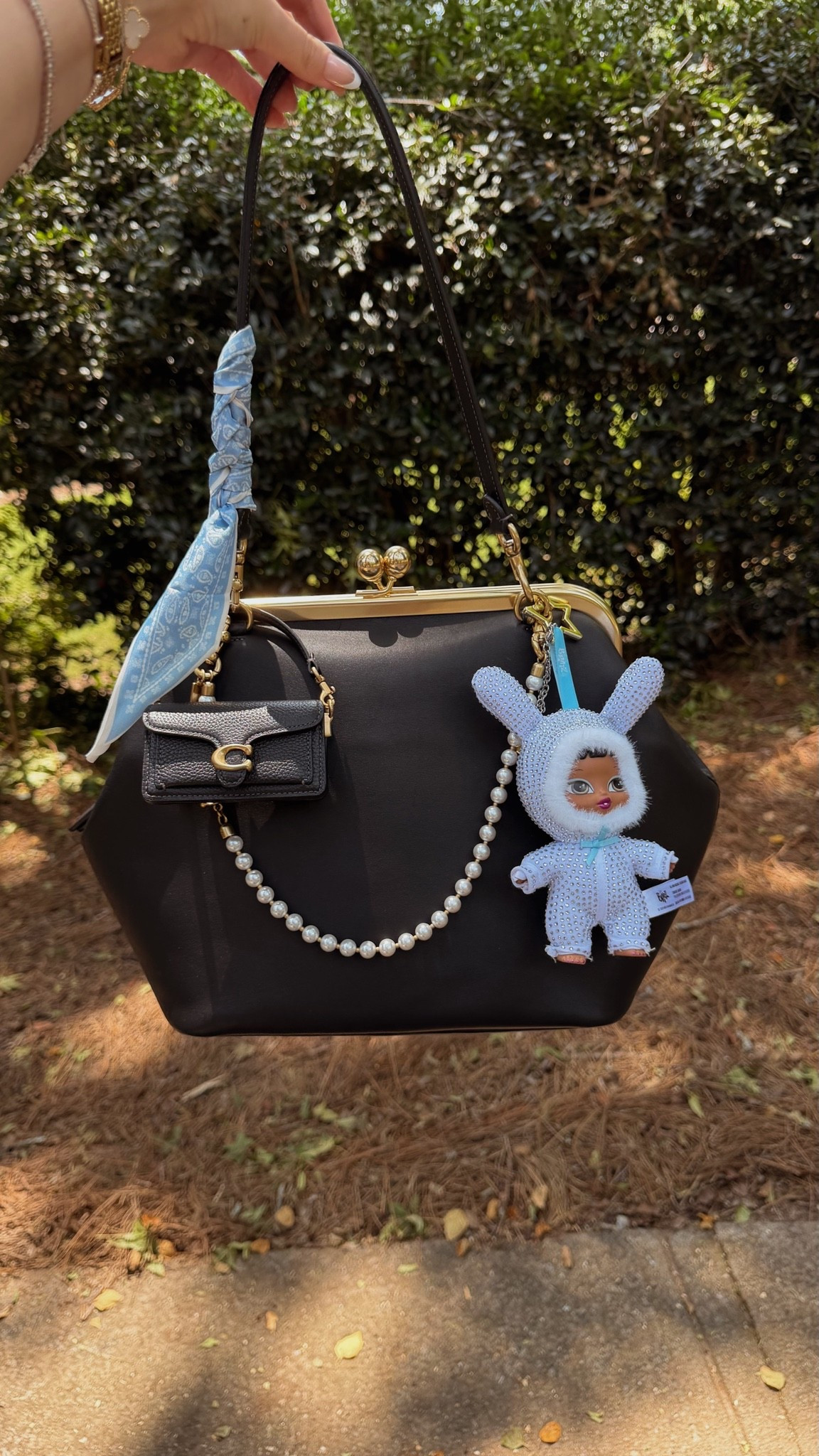 Bag of the day 🖤
Coach Kisslock 27 
Coach pearl strap
Mini tabby charm
Bratz bag charm