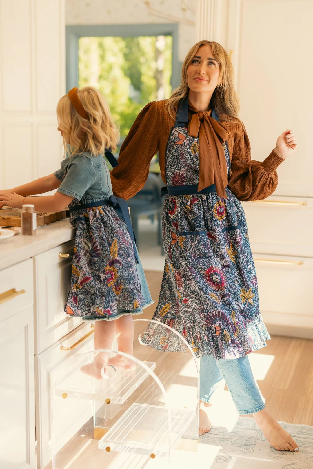 Ivy Apron in Roselyn Navy Floral Cotton | Ivy City Co