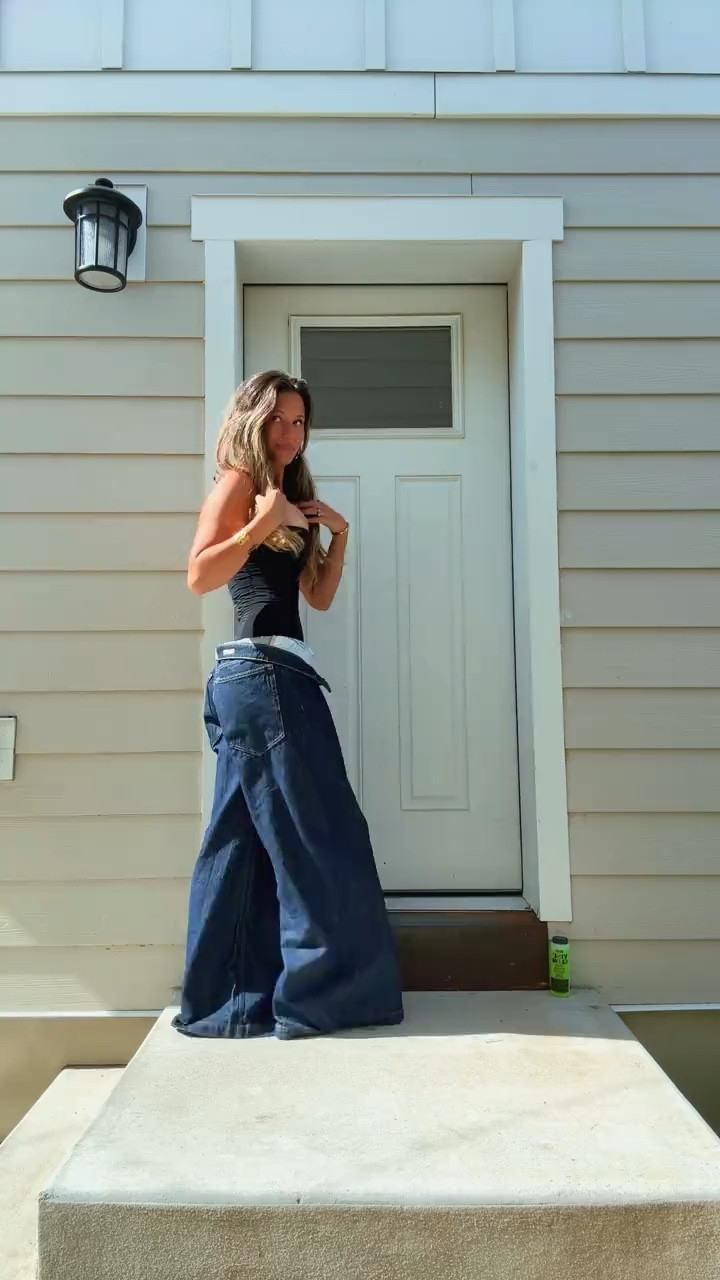 fit of the day #baggyjeans #denimjeans #baggydenimjeans #widelegjeans #jeans #lowrisejeans #blackcorset #corset #corsetop #blacktop #goingouttop #snatched #fit #ootd #outfitinspo #hotgirloutfit 
