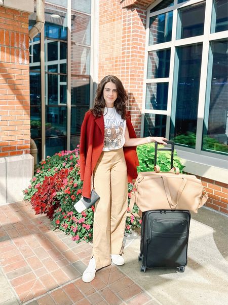 Travel #ootd ✔️ • 

My new favorite travel bag to make traveling carryon possible. @cuyana ✨

#airportlook #travelstyle 

#LTKitbag #LTKtravel