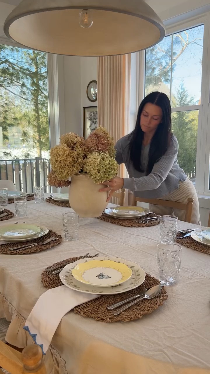 A tablescape fit for spring 🦋🌷 I cannot get over how gorgeous this set is from @lenox with its colors and intricate designs. The little dragonflies, butterflies, and bees give so much life to the table and there’s always a new detail to look at. I am sooo ready for spring!! Who’s with me? 

Mention TABLE below and I’ll send you the 🔗 

#lenox #butterflymeadow #springtablescape #tablescapeidea #lovemylenox