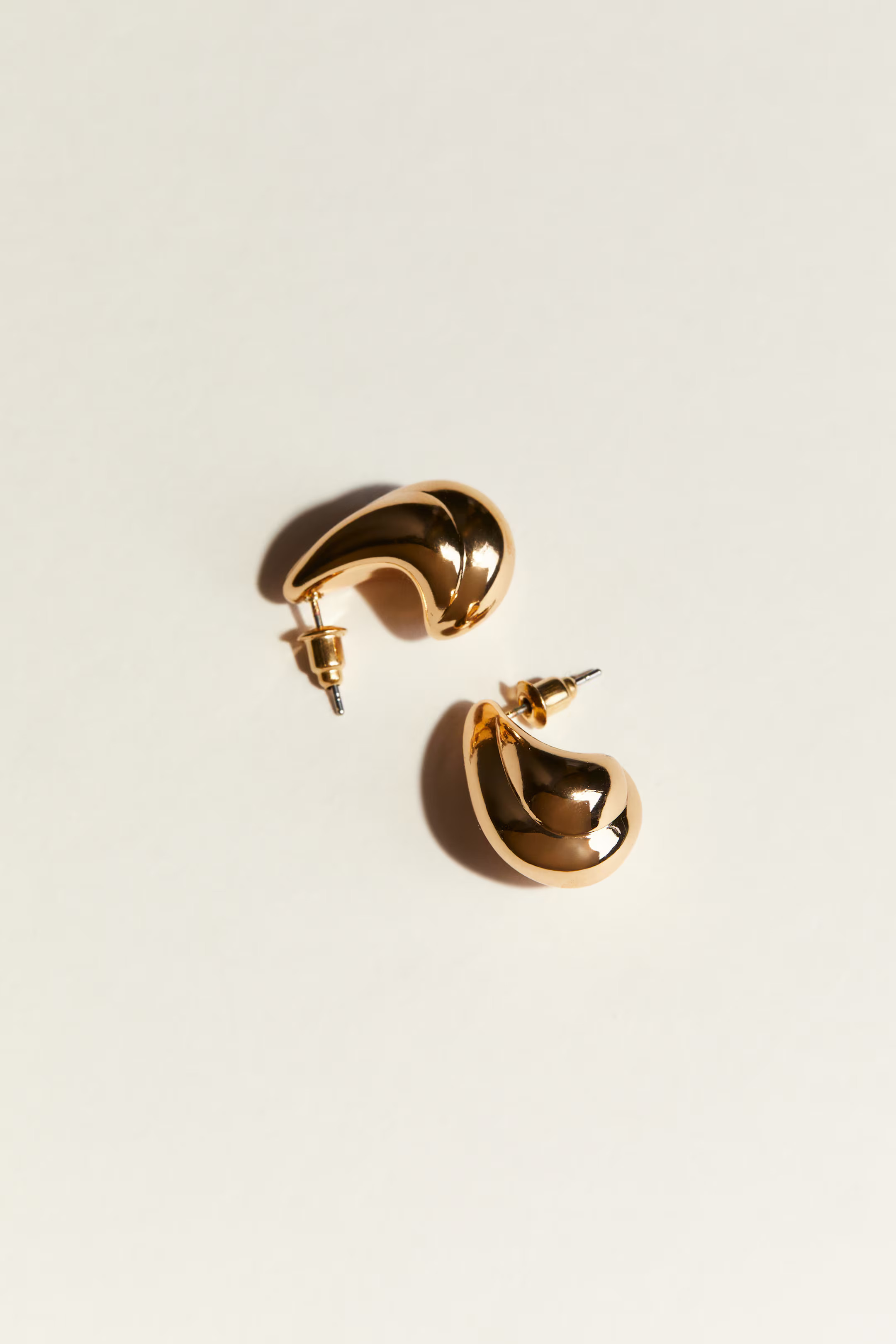 Dome earrings - Gold-coloured - Ladies | H&M GB | H&M (UK, MY, IN, SG, PH, TW, HK)