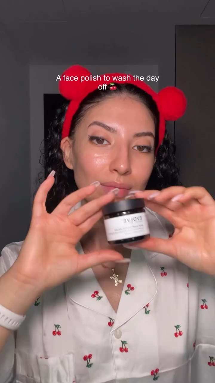 My obsession — @evolvebeautyuk Rose Quartz Facial Polish 💎

#skincare #beauty #facemask