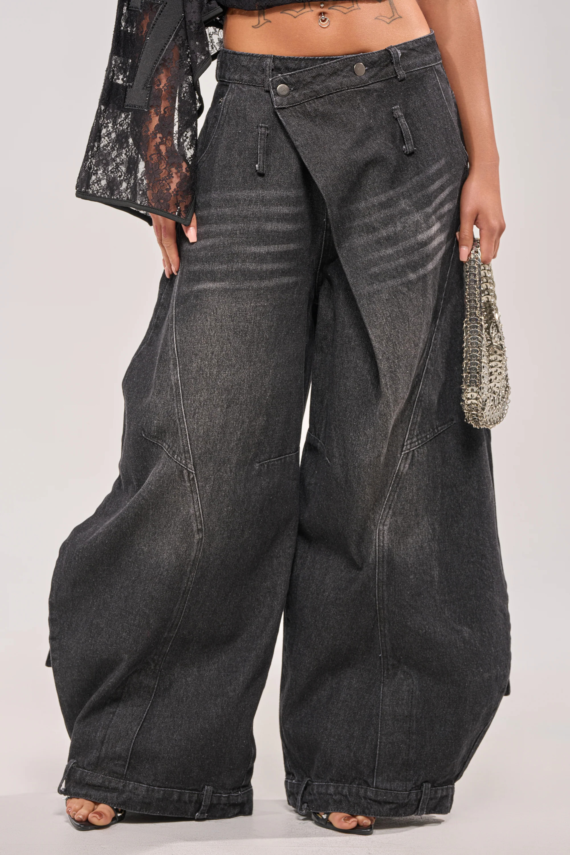 IZZY RELAXED DENIM IN BLACK WASH | AKIRA