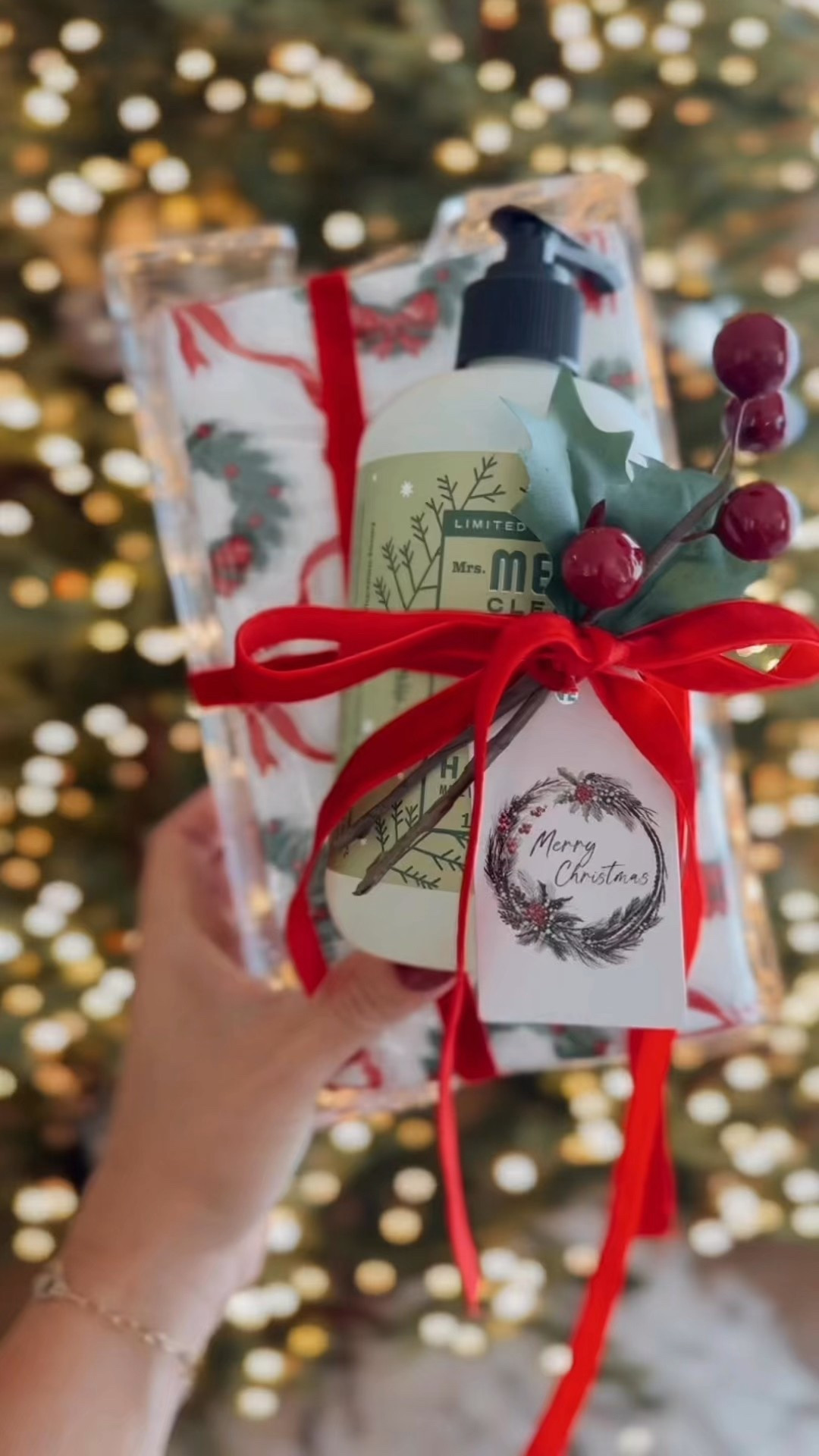 Holiday hostess gift idea!!

Cutest wreath & bow napkins!! ❤️

Part 3️⃣ // Anything But Wine Hostess Gift Series 🍾✨ (but make it practical + pretty!)
Because we’re showing up with something a little more intentional this season — festive, functional, and adorable wrapped up with a bow. 🎀

Here’s what I tucked inside this simple but elevated bundle:
	•	Acrylic napkin holder
	•	Holiday paper guest towels
	•	Mrs. Meyer’s Holiday hand soap
	•	Velvet ribbon, gift tag + tiny embellishments for that ✨extra✨ touch

Under $25 & a chic little countertop moment they’ll actually use — all season long!! 

Be sure to save & follow for more so you have an idea ready to go when those holiday invites start rolling in! 🎄💃🏻💫

#holidayparty #holidaygift #hostessgiftunder25
#hostessgifts #holidaygifting #anythingbutwine #giftchic #tistheseason #holidayhostess #thisisourbliss

#LTKFindsUnder50 #LTKHome #LTKHoliday