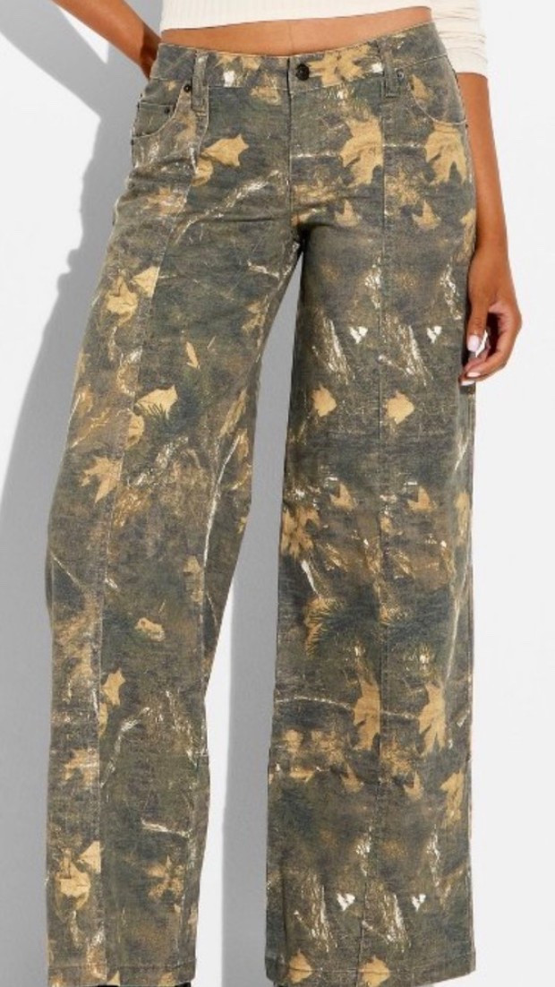 Women’s low rise camo pants! So cute and trendy! Camo pants, camo jeans, low rise jeans, winter jeans

#LTKgrwm #LTKFindsUnder50 #LTKmomlife
