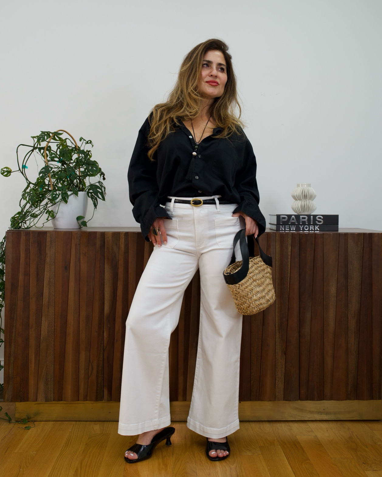 Black and white is one of those combinations that never misses 🖤🤍
An oversized black shirt, white wide-leg jeans, and a few simple accessories = easy, polished, and timeless

Linked everything in my LTK.

#LTKootd #LTKgrwm #LTKPetite