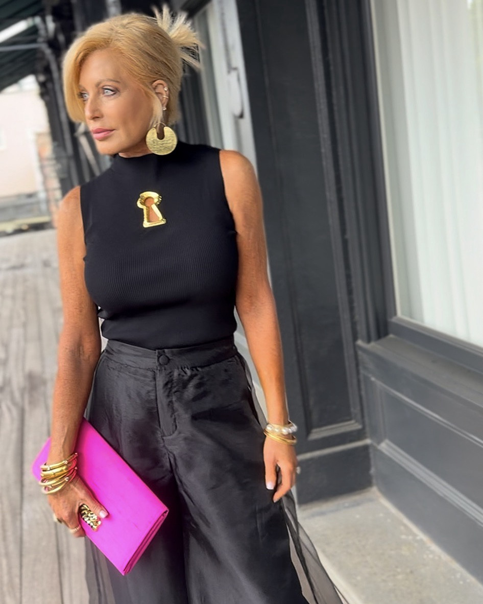 I have all the colors in these pants & they’re  chefs kiss 💋.  I’m wearing a small & they have elastic in the black (so well done). My top is bra friendly, one size & has a lot of stretch.  

#LTKvlog #LTKTravel #LTKdayinmylife