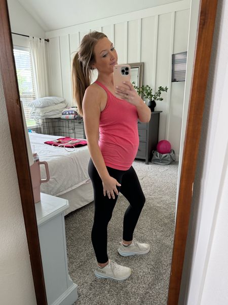 Staying active this pregnancy 💪🏼🤰🏼💕 Love this ebb to street tank for the gym & summer - the built in bra is my favorite part! 