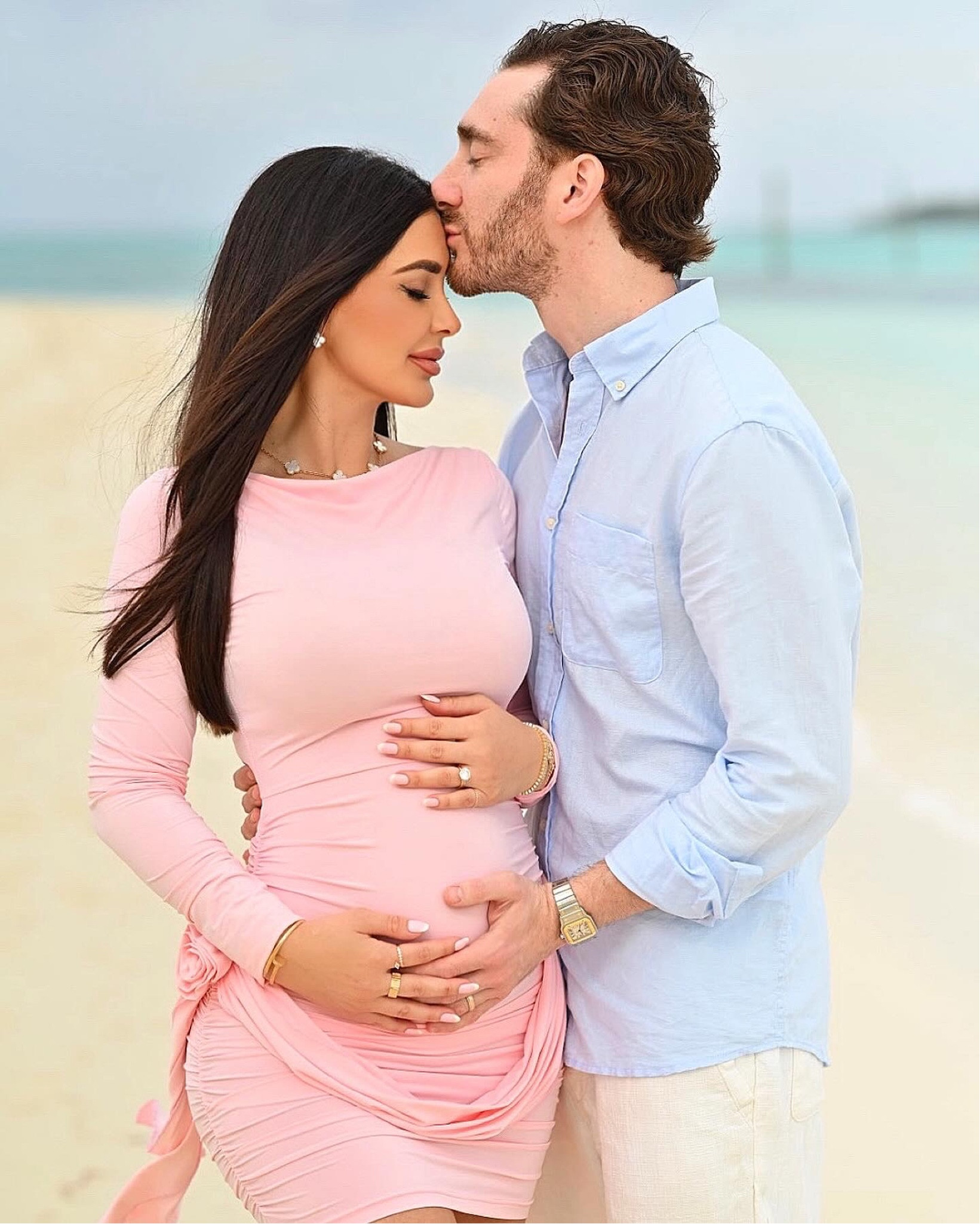 Baby announcement dress 👶🏼🍼 wearing size xs for ref [lots of stretch and baby bump friendly]

#LTKstyletip #LTKfindsunder100 #LTKbump