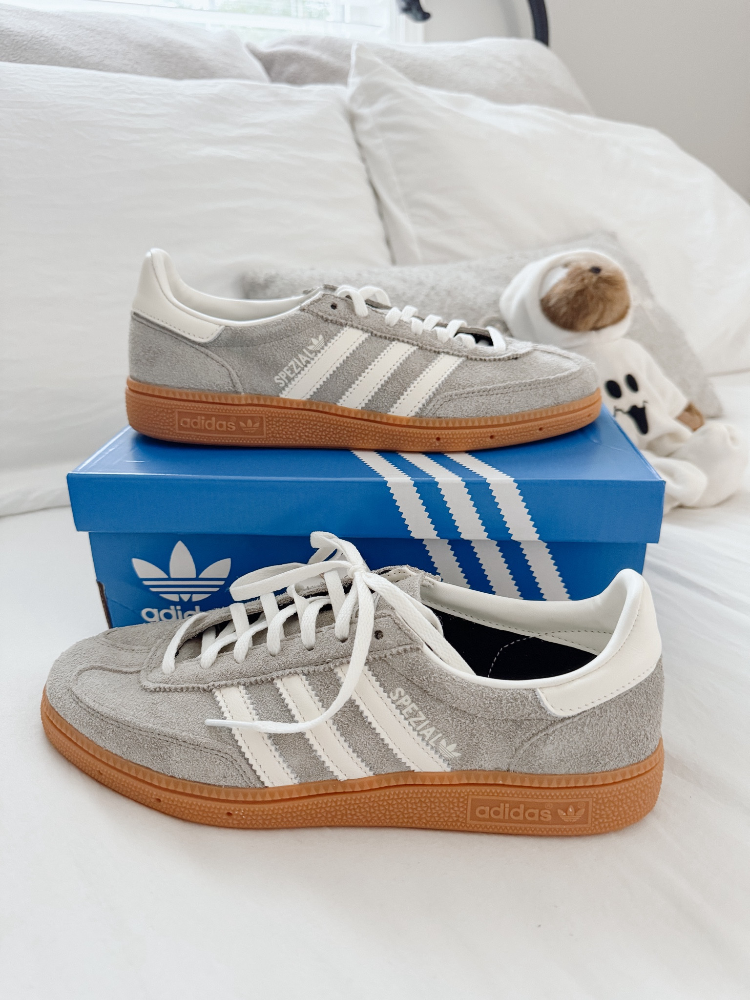 adidas handball spezial in silver pebble🩶

true to size!!

#LTKShoeCrush #LTKStyleTip