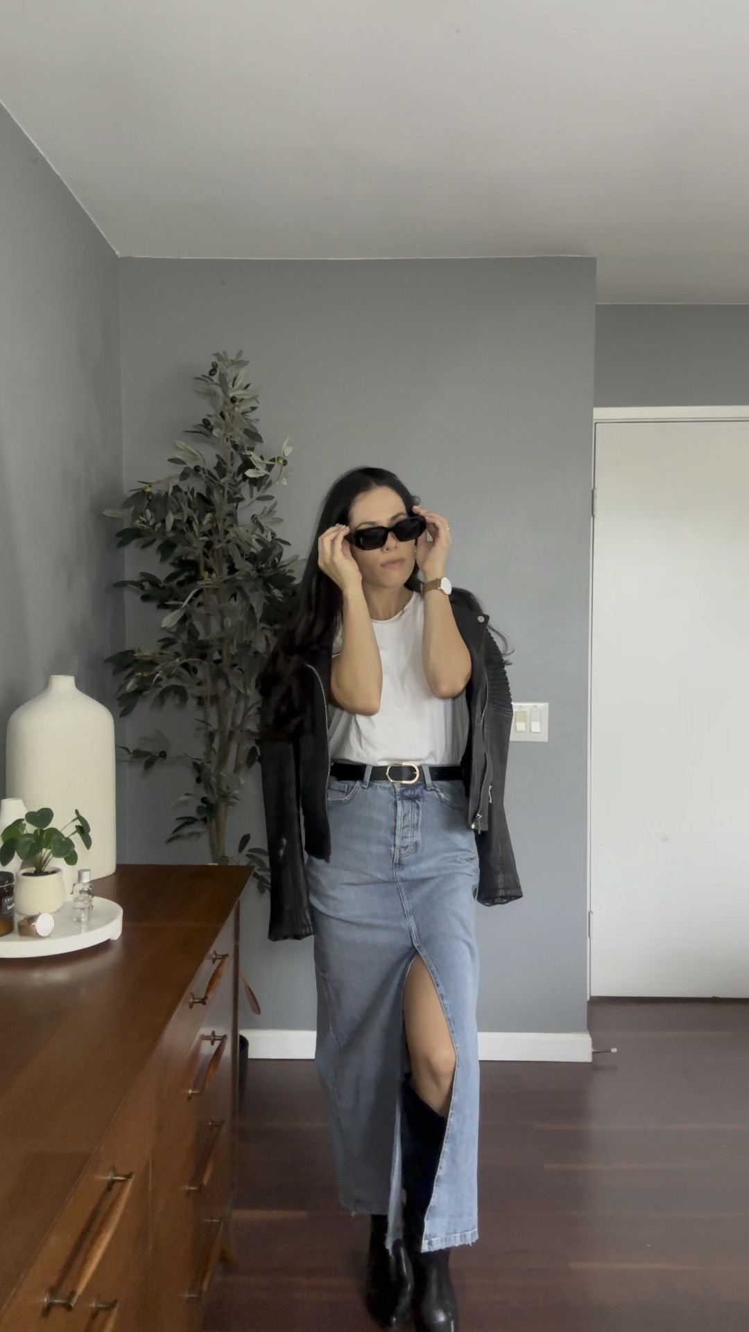 Styling your long denim skirt 🖤

#LTKfindsunder50 #LTKstyletip #LTKSeasonal