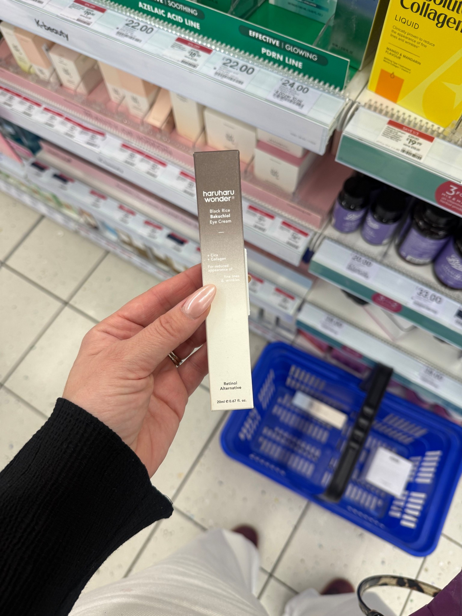 Another one my husband mysteriously “shares” with me. This Haruharu Wonder eye cream is such a good all rounder. The black rice keeps the under eyes hydrated and bright while the bakuchiol works as a gentle retinol alternative so it smooths without irritation. A lovely everyday eye cream that just quietly does its job.