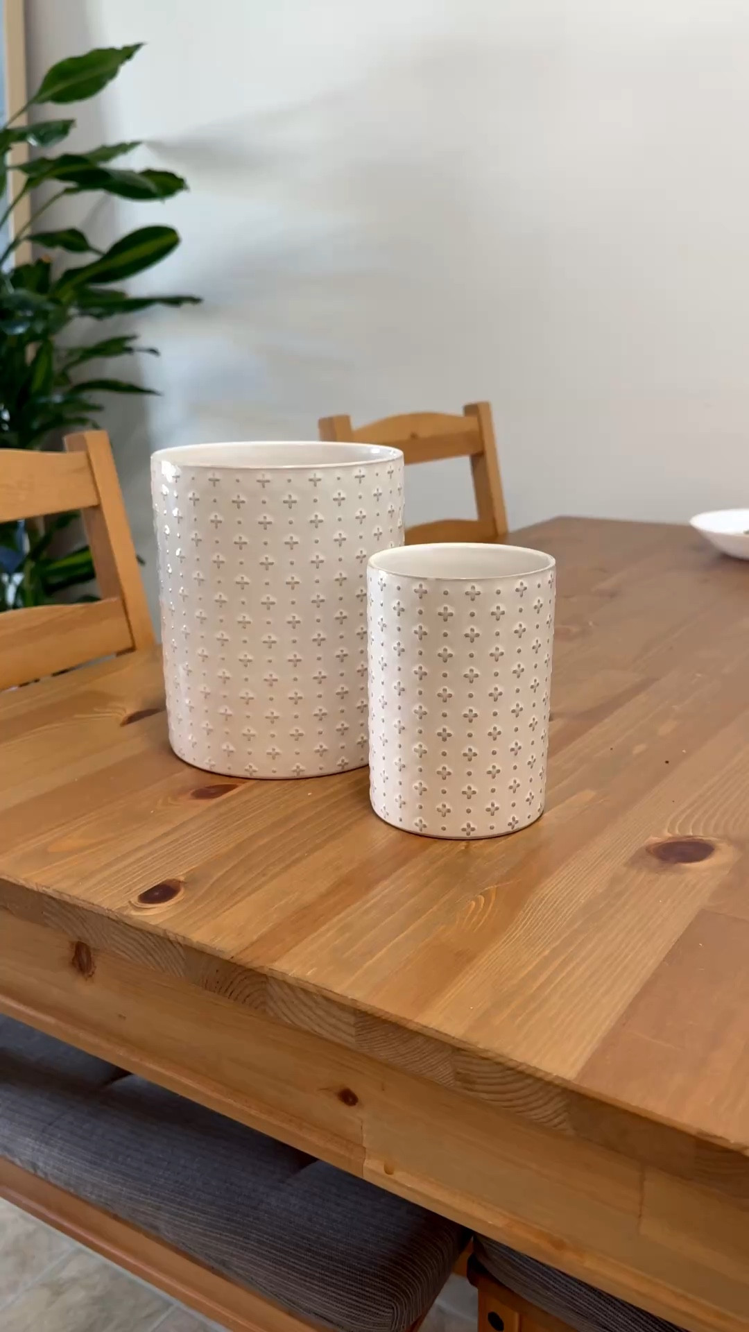 Clean, minimal kitchen setup 🤍 loving this neutral utensil holder set — simple, aesthetic & perfect for everyday use. Sharing a few similar options I’d pick for a cozy kitchen ✨

#ltkhome #ltkstyle #ltkfinds #kitchendecor #neutralhome #cozykitchen #amazonfinds

#LTKfoodie #LTKU #LTKHome