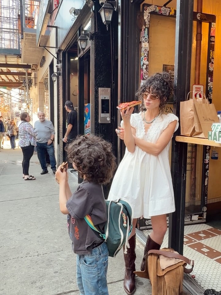 When you really just needed a New York slice 🍕😜

…and a stop at @officialbluey ‘s house 😉 
#campxbluey
#nyc #familytravel