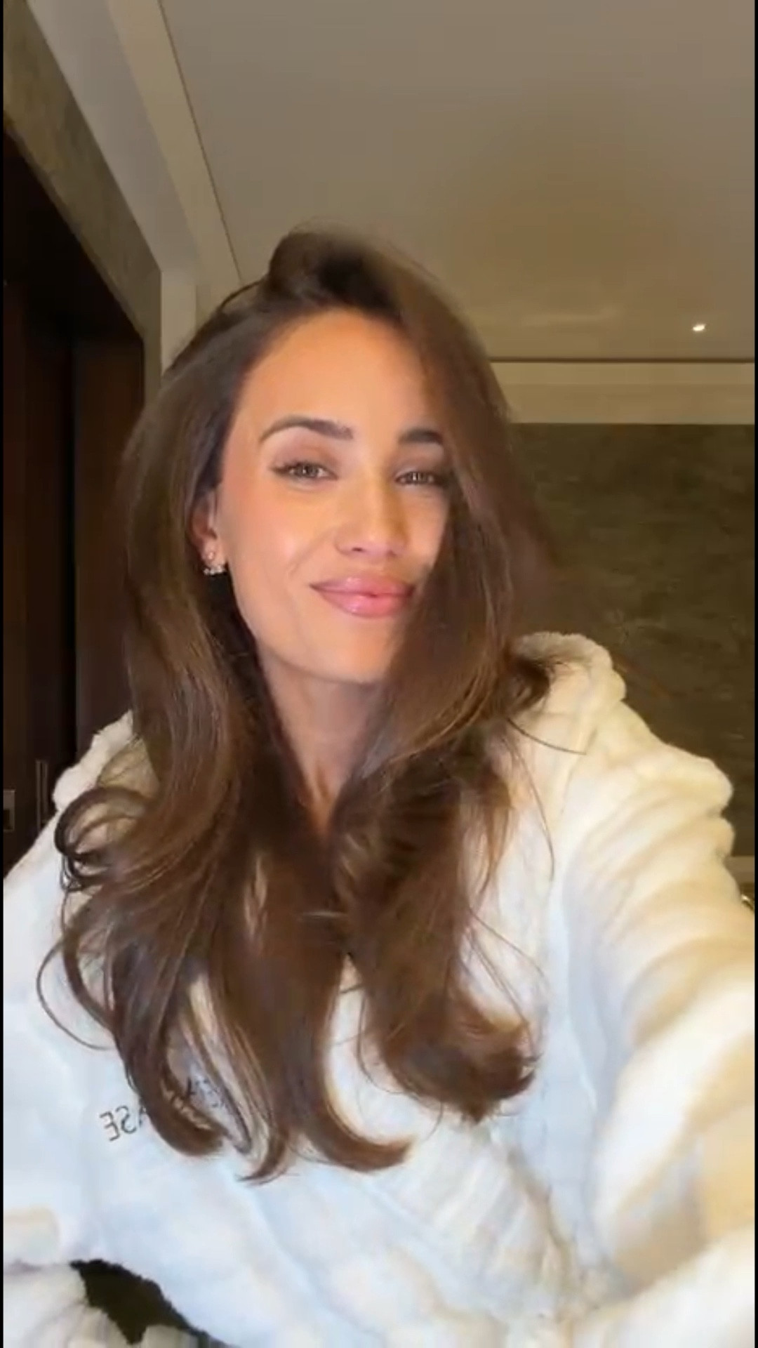 Refreshing over restarting >
@armanibeauty Luminous Silk Foundation 
@refybeauty Bronzer 
@diorbeauty Blush 
@charlottetilbury Liner Iconic Nude & Setting spray
@lamer Gloss
@kerastase_official Oil

#LTKbeauty