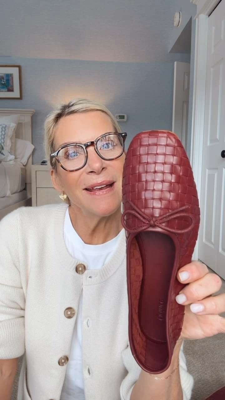 Okay, shoe people — this felt worth sharing. If you love a woven ballet flat, these are such a good find. Comfortable, flattering on the leg, and the kind of shoe you’ll reach for constantly. I couldn’t wait to wear them out. @onequince #quincepartner @shop.ltk #liketkit 

 