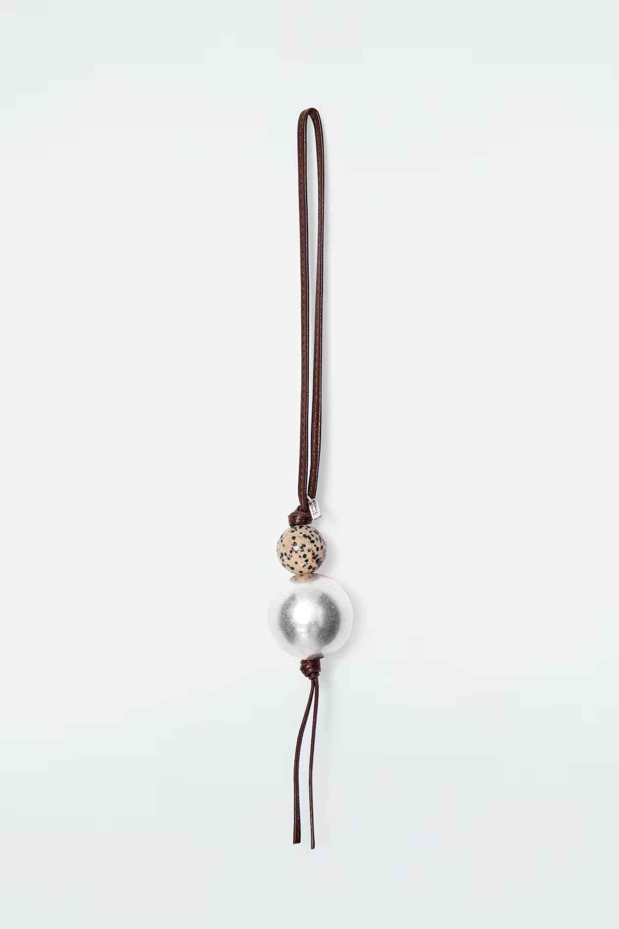 COLGANTE PARA BOLSO DE PIEL CON PEDRERÍA - MARRÓN | COS (EU)