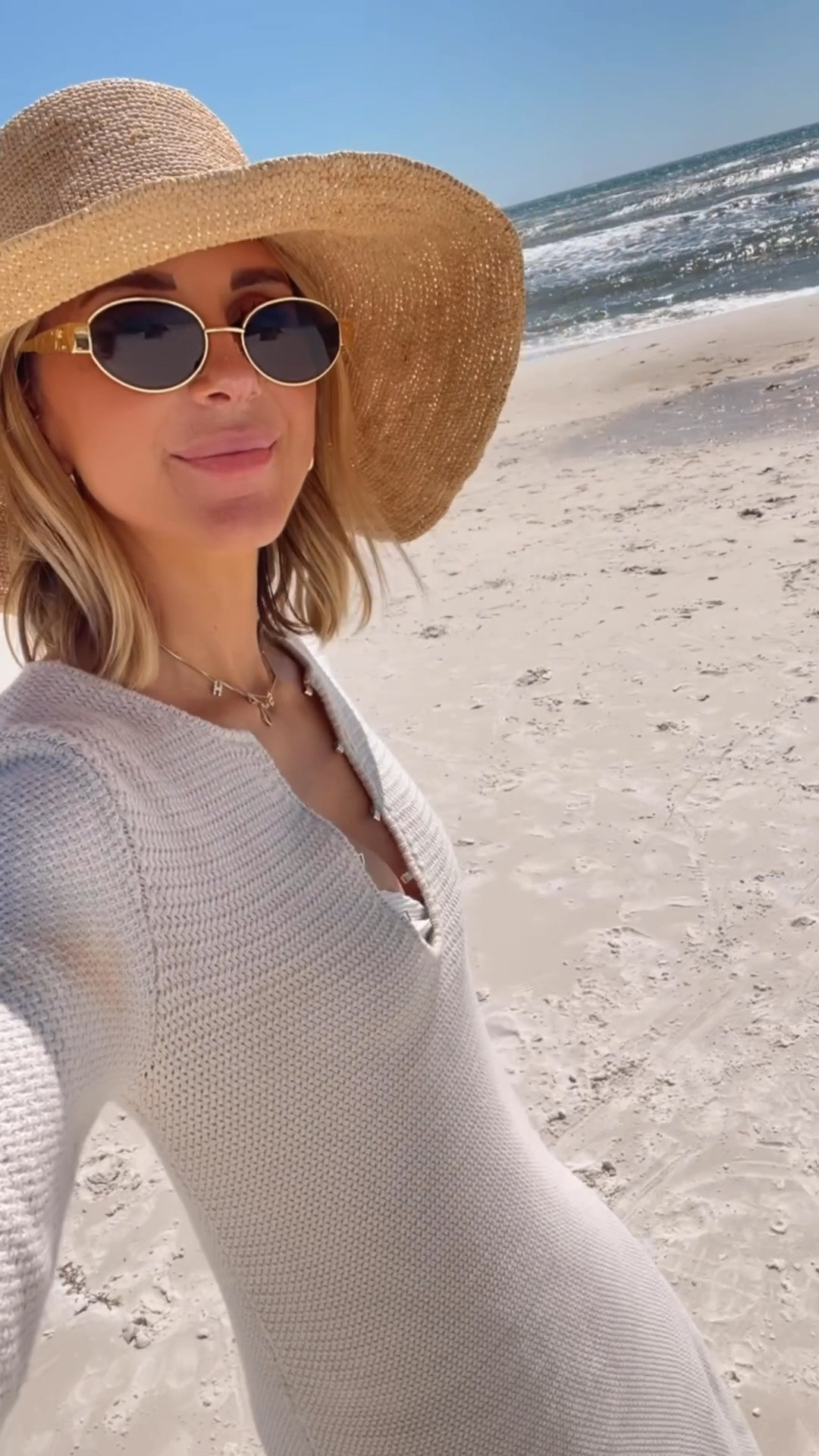 Love this caftan dress. You can dress it up with heels and earrings but also wear more casually as a swimsuit cover up.
I'm wearing size smalll