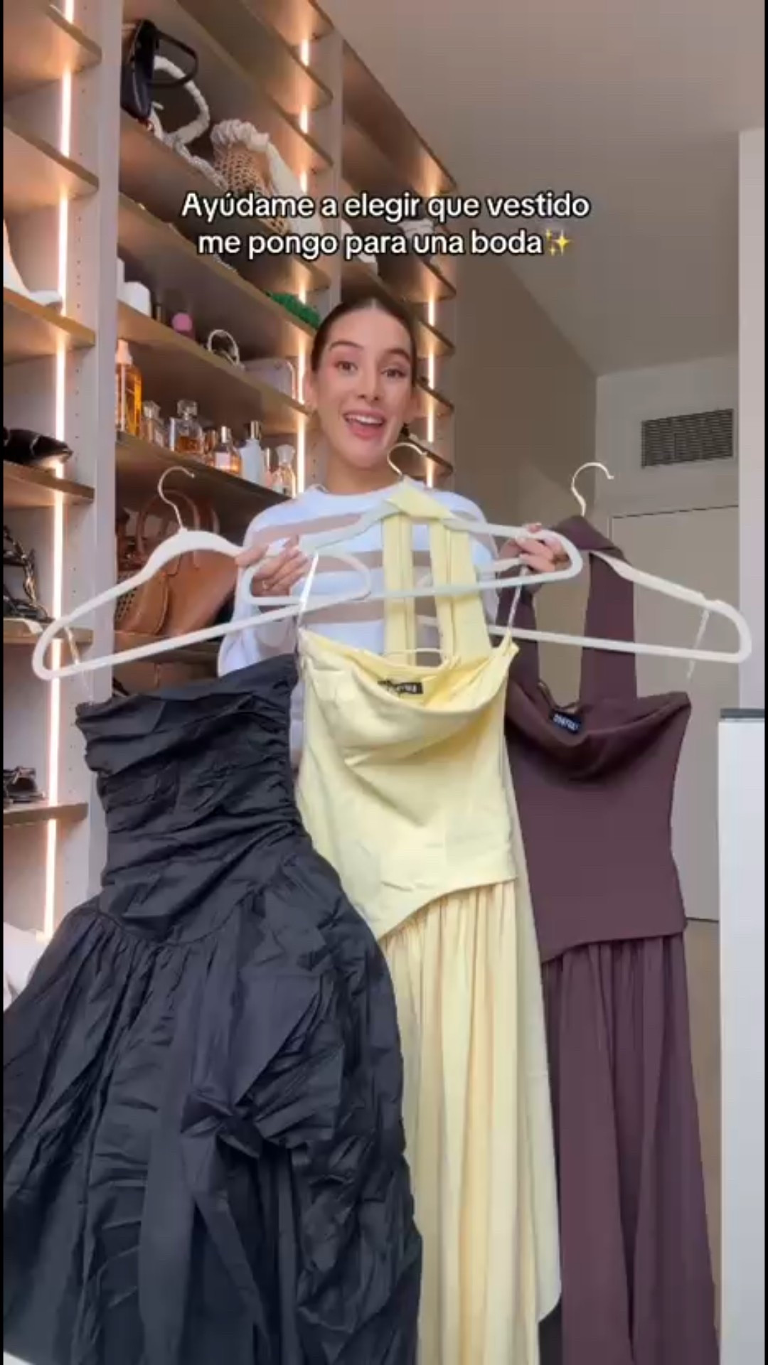 Cuál debería llevar para la boda ?👰🏼‍♀️🤵🏻Es de día en un viñedo en Pamplona, España🤍✨