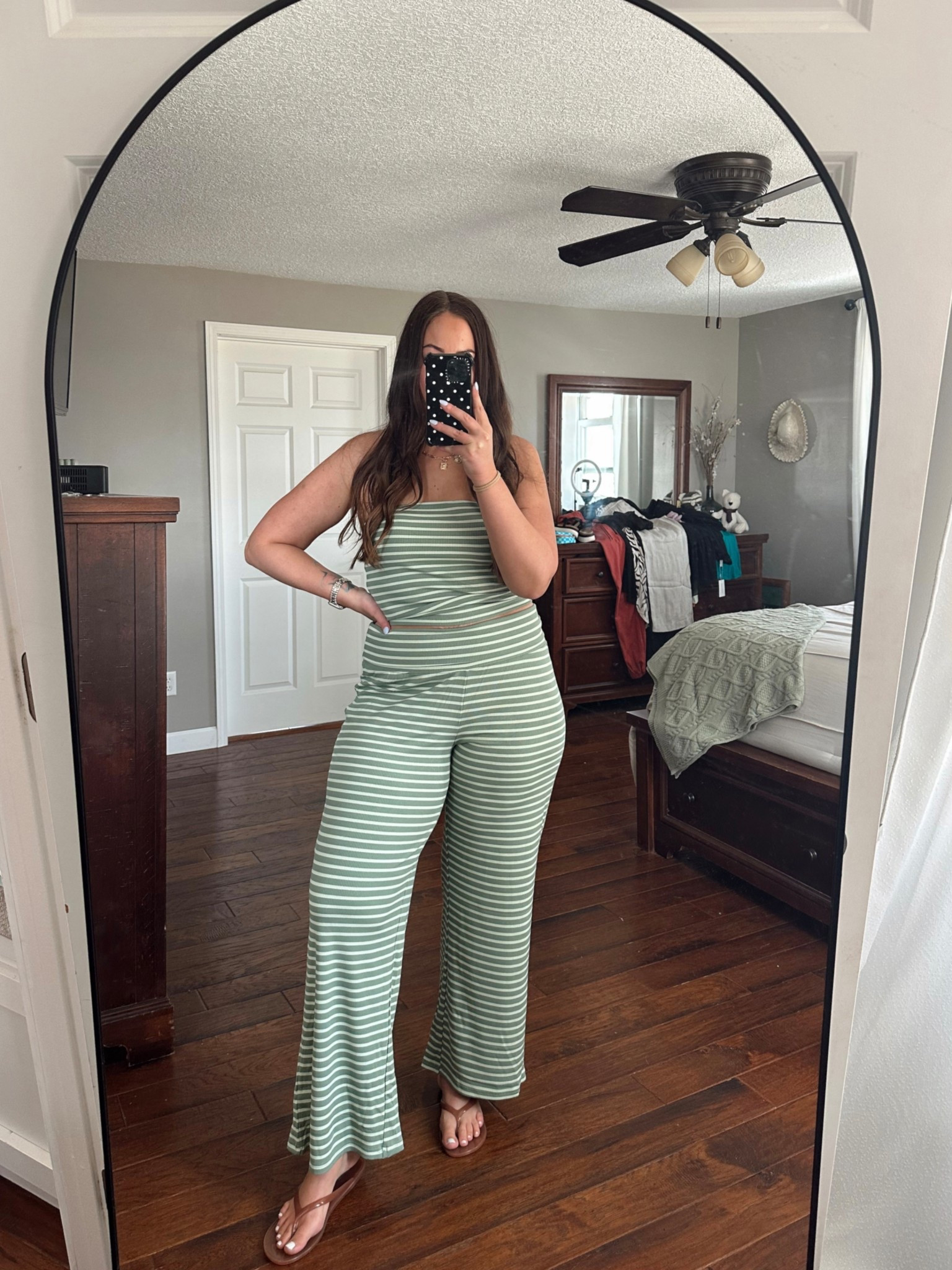 Aerie striped set (tall/midsize friendly) | comfy spring outfit


This Aerie striped set is one of those outfits you’ll throw on constantly 👏
Had to grab this green color too ✨ it gives that effortless Free People vibe but way more affordable!!

✔️ Super soft + lightweight
✔️ Stretchy and not restrictive at all
✔️ Relaxed fit but still flattering (not boxy)
✔️ Perfect for mom life / running errands / travel

Wearing size large | fits true to size with a comfy oversized feel! They don’t come in long lengths but they are the perfect cropped fit on me

If you love cute but EASY outfits… this is one of those sets you’ll live in


Aerie real
Aerie new arrivals
Aerie matching sets
Spring outfit inspo 
spring outfits 2026

#LTKMidsize #LTKootd #LTKSeasonal