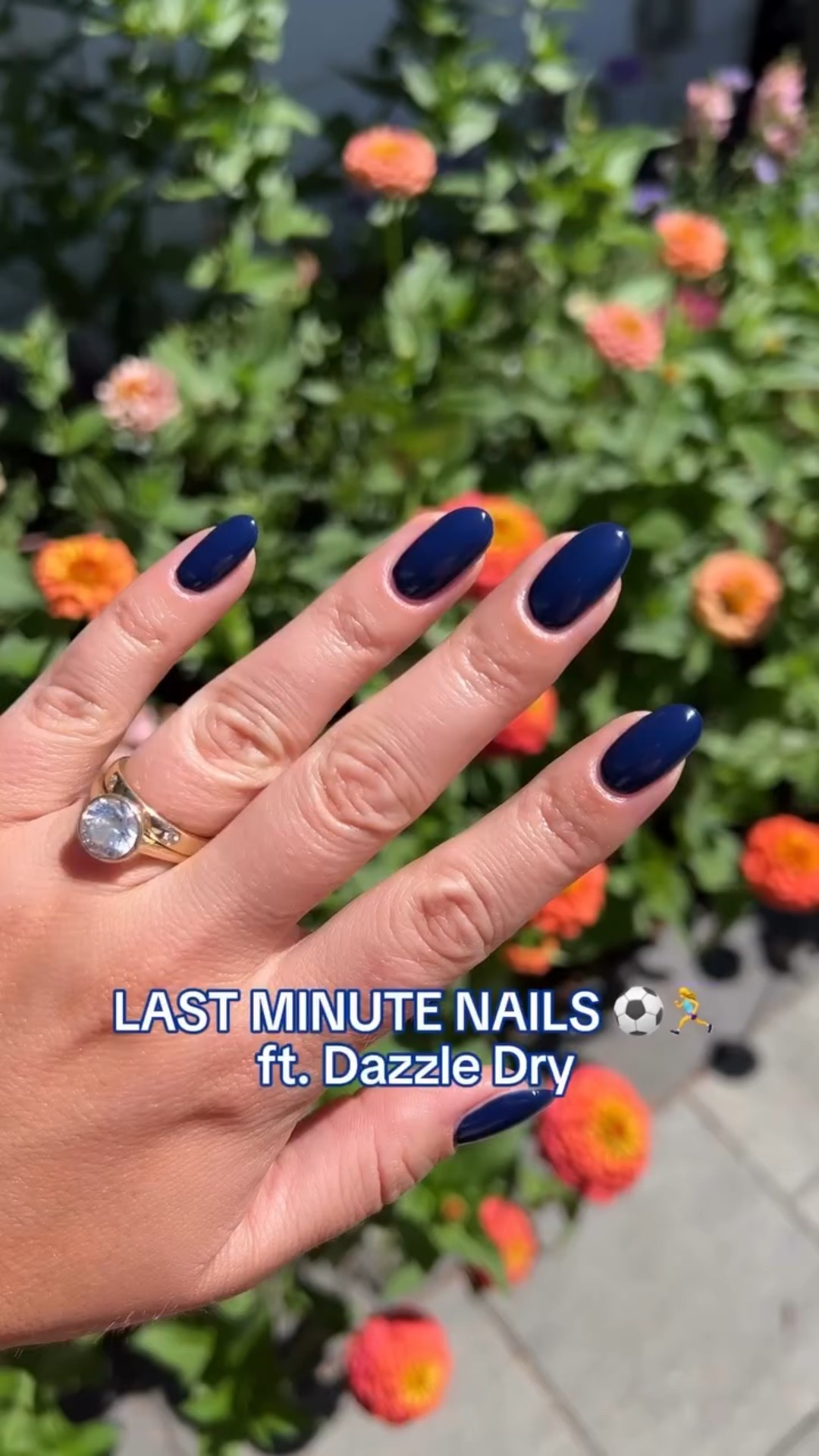 Doing my nails with my @dazzle_dry kit right before heading out the door and it’s no big deal because my nails are fully dry in 5 minutes!! I’m wearing this gorgeous navy shade called Midnight Sky! 🤩 I literally made lunch, packed my bag, and tied my shoes and they stayed perfectly shiny with no smudges… magic! #dazzledrypartner #dryin5