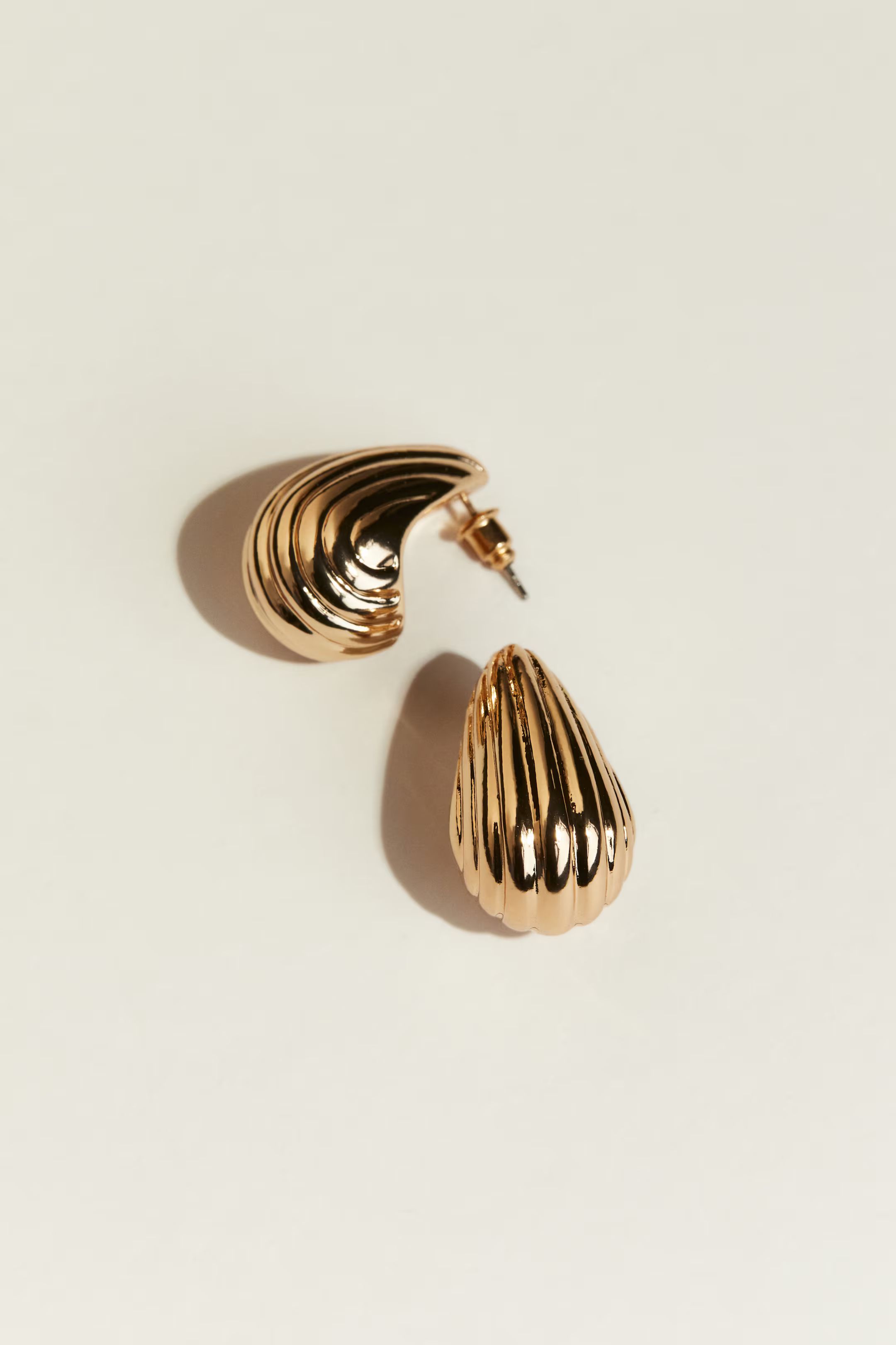 Fluted dome earrings | H&M (UK, MY, IN, SG, PH, TW, HK)