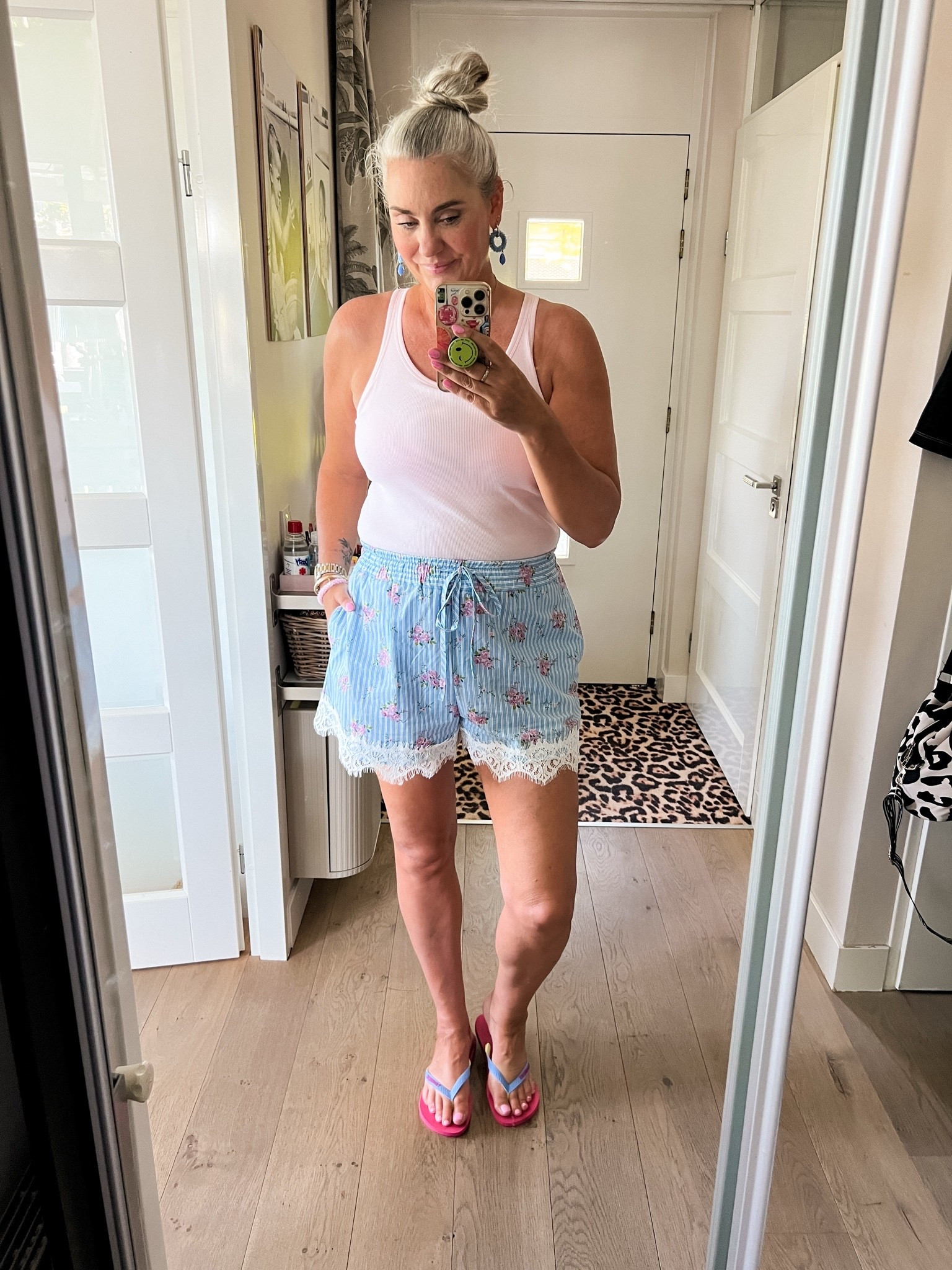 OOTD - Zondag. Wasjes draaien en genieten van het mooie weer. De gestreepte shorts (L) met kanten detail vond ik bij Zara, daarop draag ik een lichtroze bra top (L). Havaianas slippers aan mijn voeten.

#LTKeurope #LTKsummer #LTKnederlands