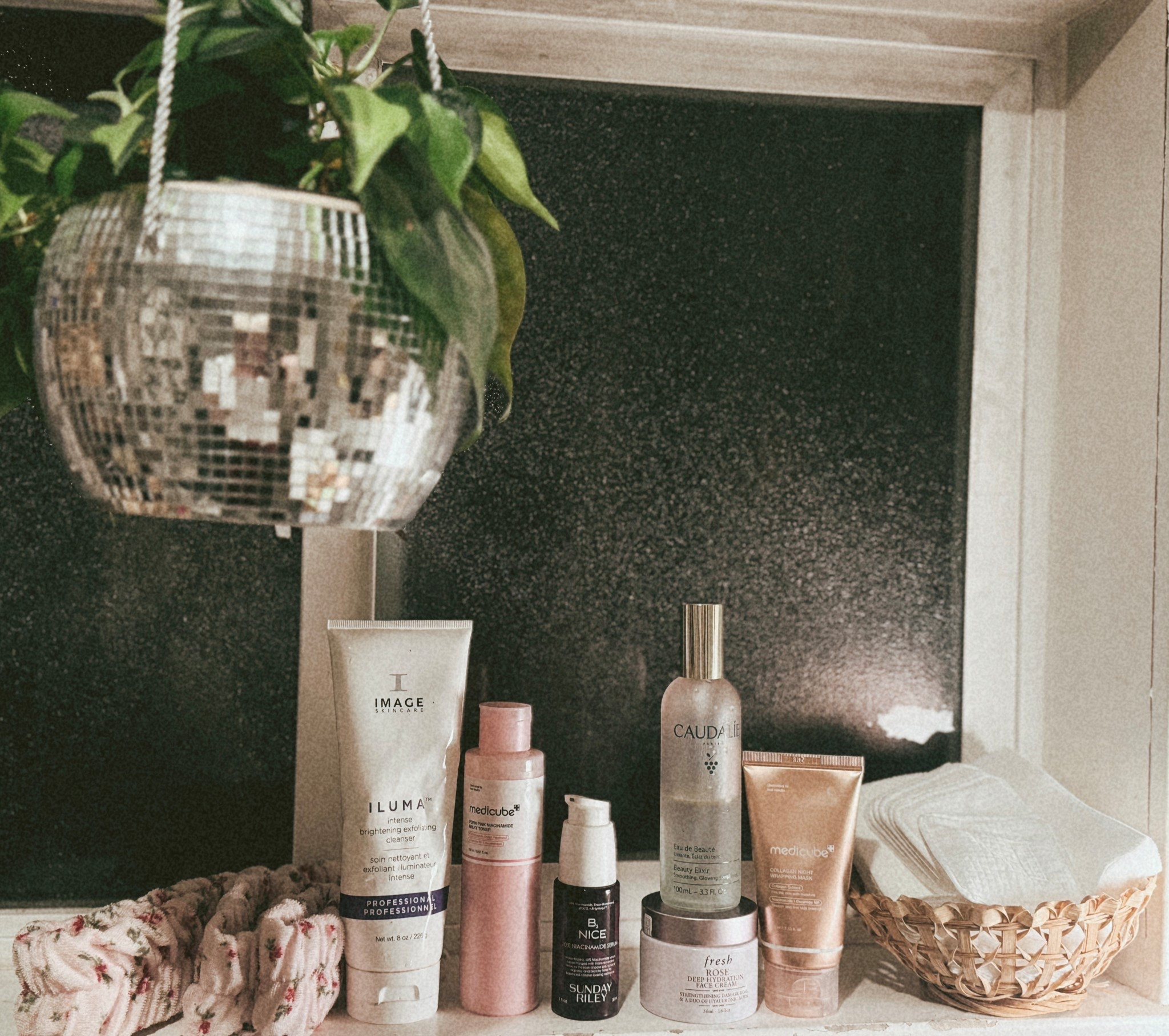 My nighttime skincare routine 🌙✨
This is what I reach for when my skin needs a deep clean + real moisture. Simple, effective, and calming before bed.
Everything I use is linked here 🤍


#LTKmorningroutine #LTKselfcare #LTKBeauty